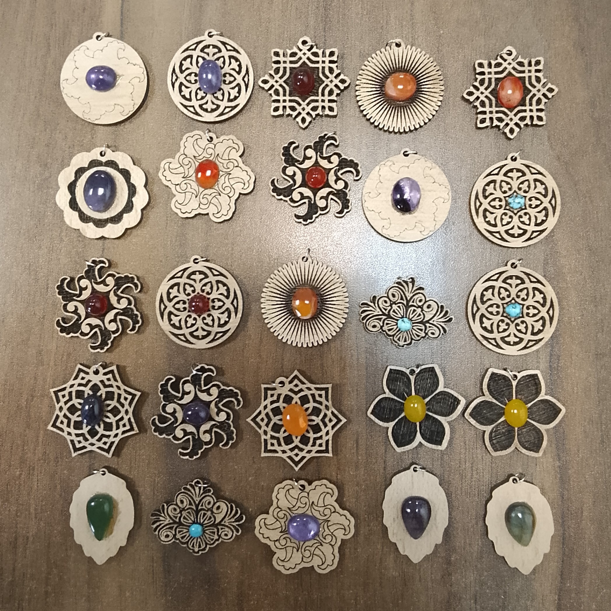 آویزهای گردنی نگین دار بسیار زیبا و خاص کار دست