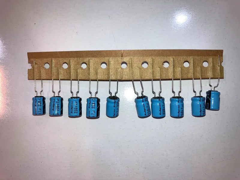 بسته ی 10 عددی خازن 1 میکروفاراد