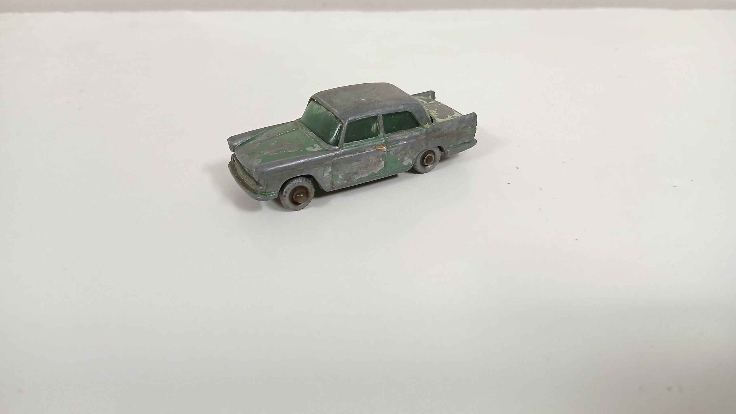 ماشین فلزی قدیمی لزنی