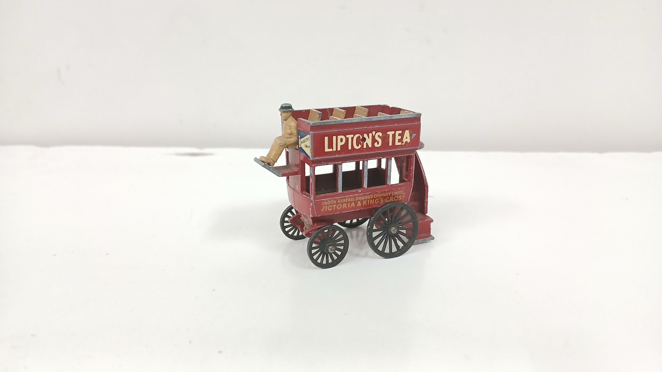 ماشین فلزی قدیمی لزنی