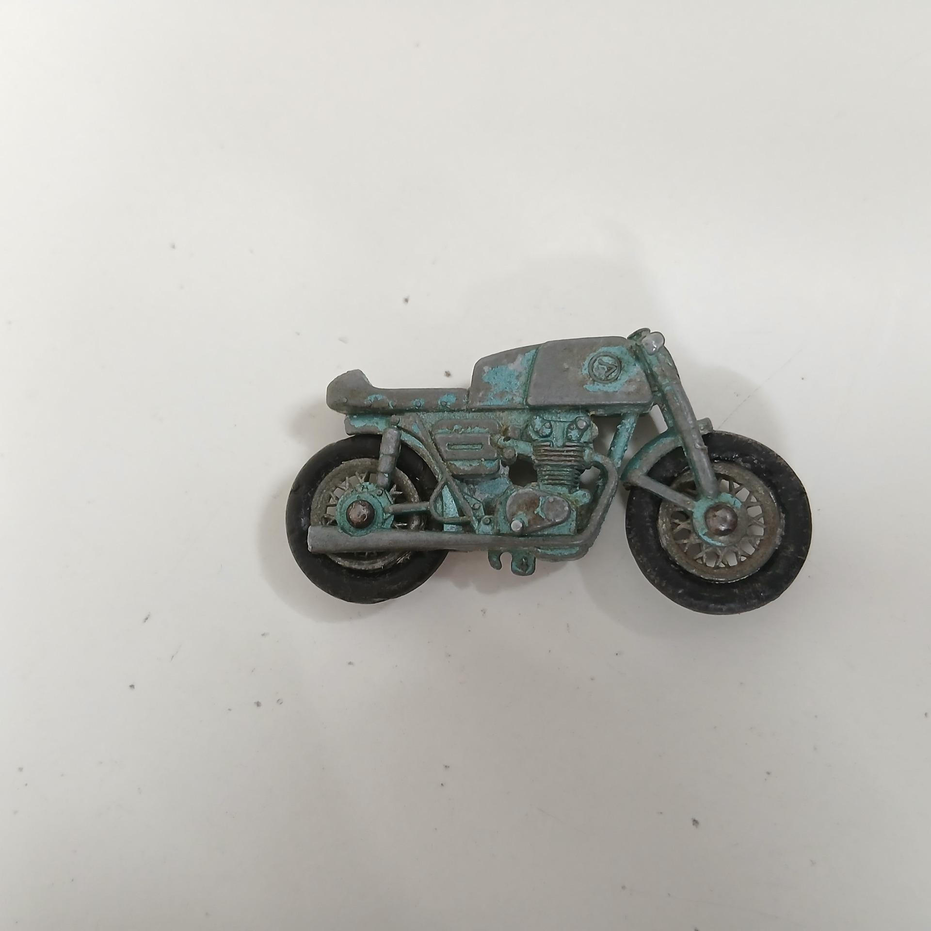 ماشین فلزی قدیمی لزنی