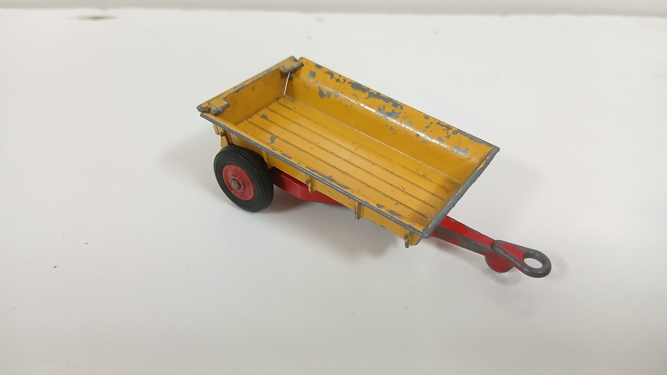 ماشین فلزی قدیمی کورگی