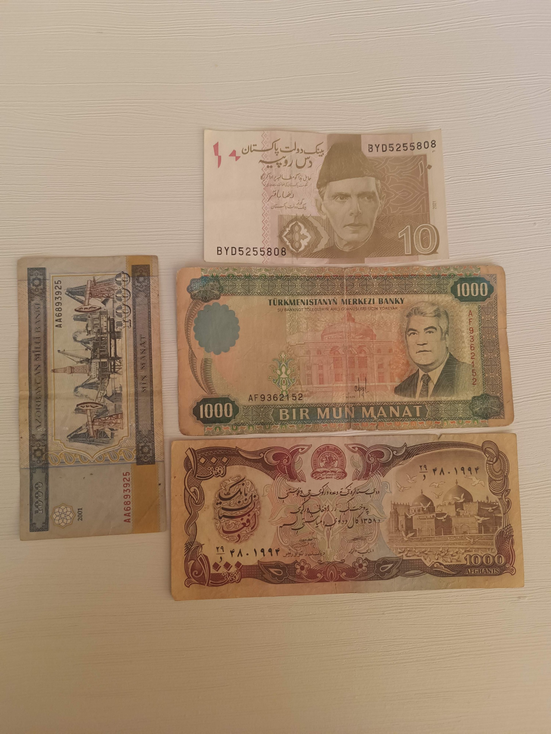 4 برگ اسکناس خارجی مطابق تصویر