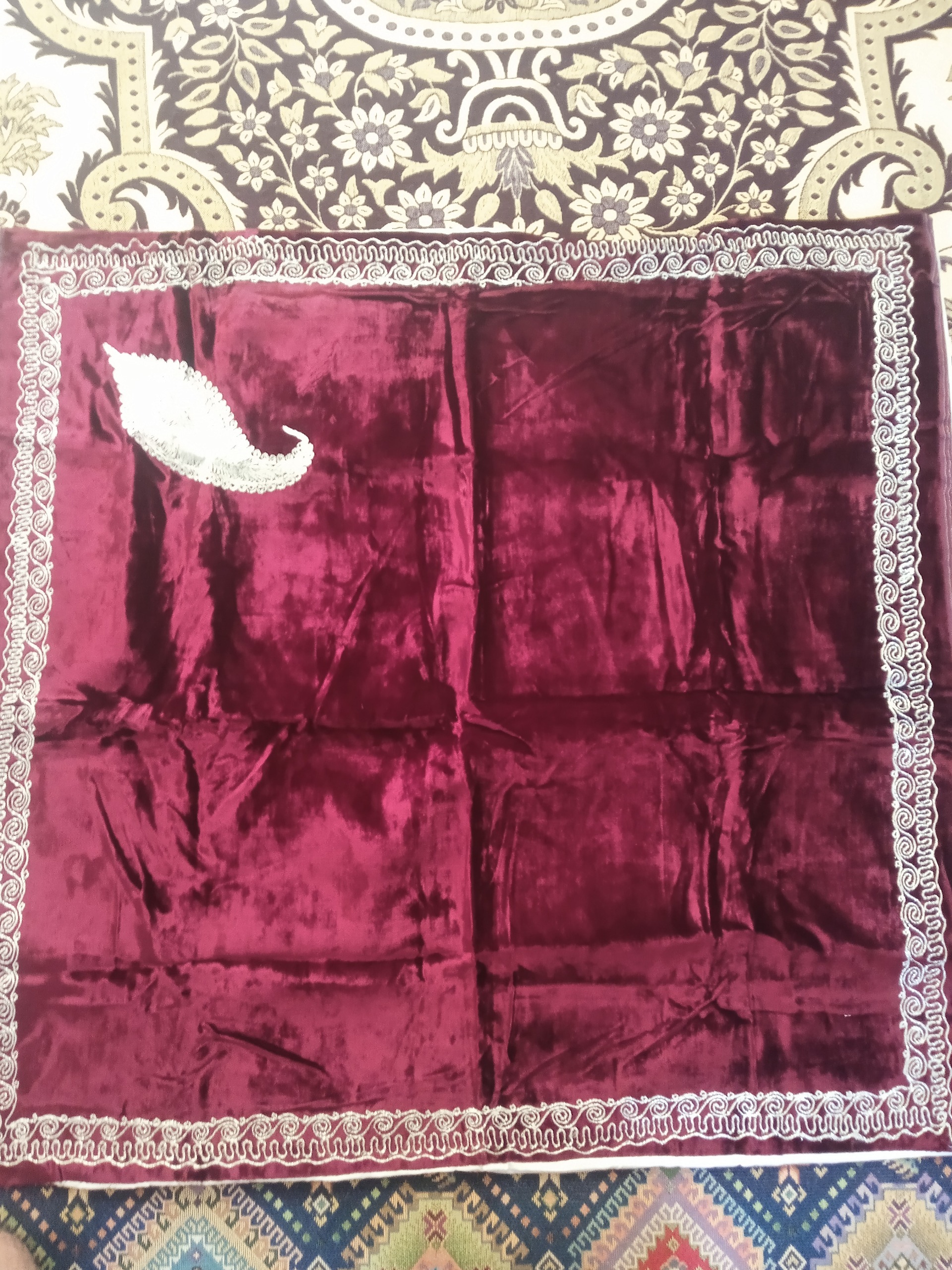 رومیزی مخمل قدیمی با حاشیه ترمه دوزی شده بکر ونو