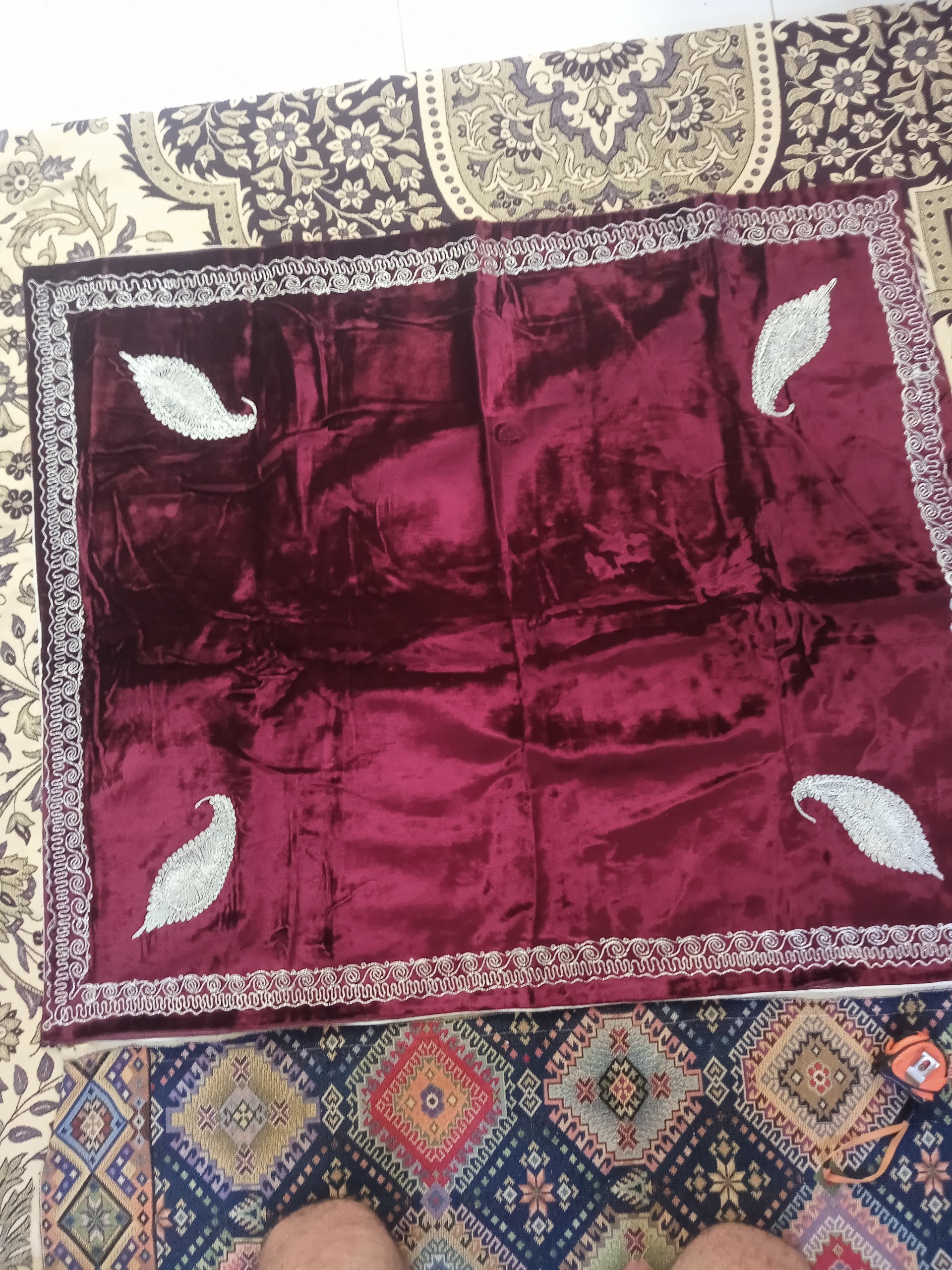 پارچه مخمل. ترمه دوزی شده کاملا نو و استفاده نشده