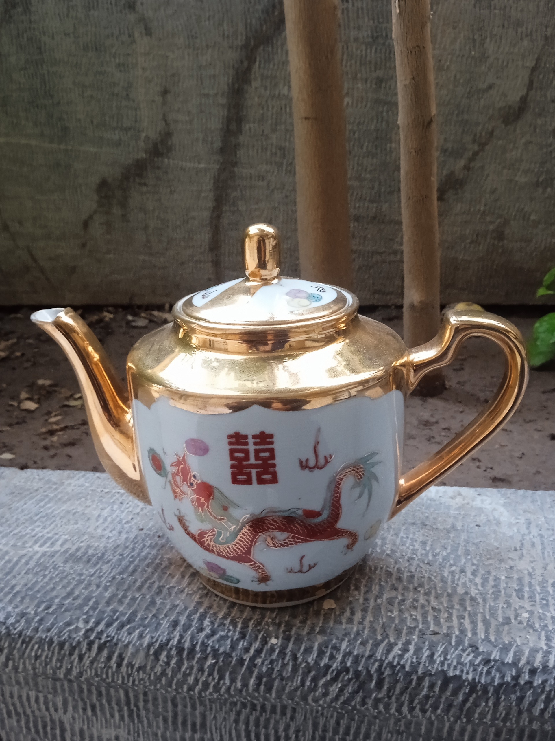 قوری بزرگ قدیمی و اژدهایی اصلی درسلامت کامل