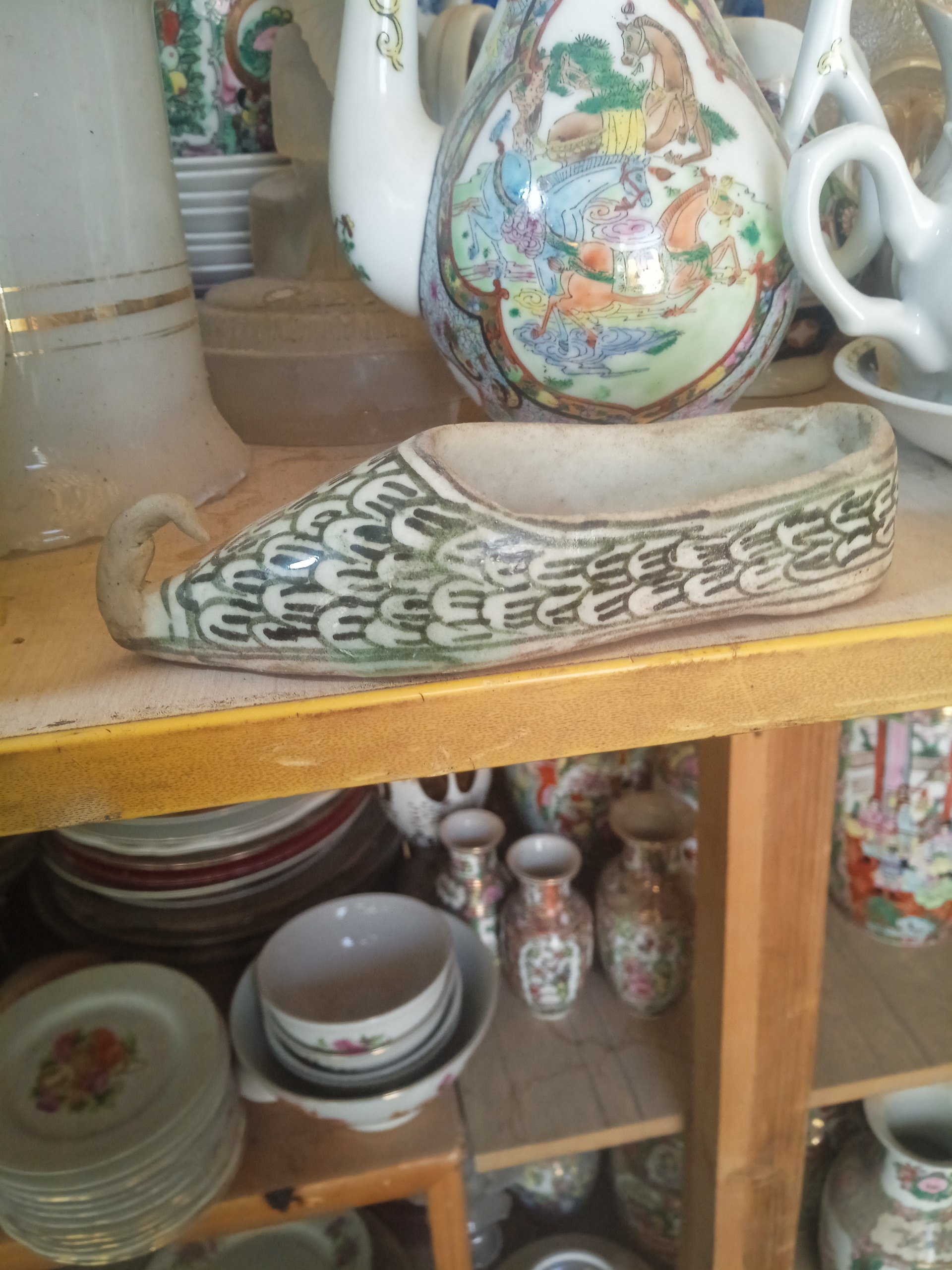 مجسمه کفش یا گیوه ملکی جنس سرامیک