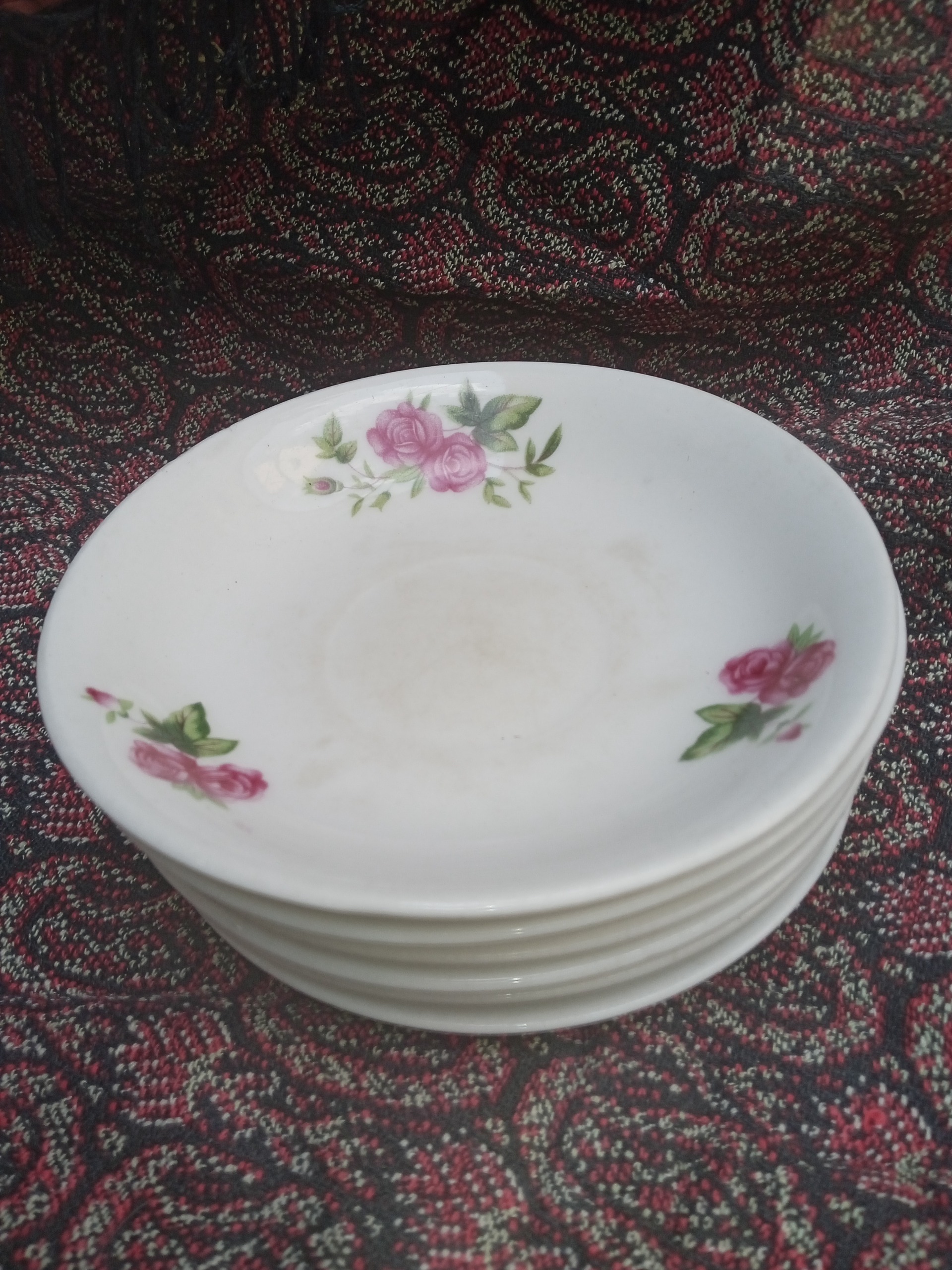 یکدست معادل 6 عدد نعلبکی گل سرخی قدیمی