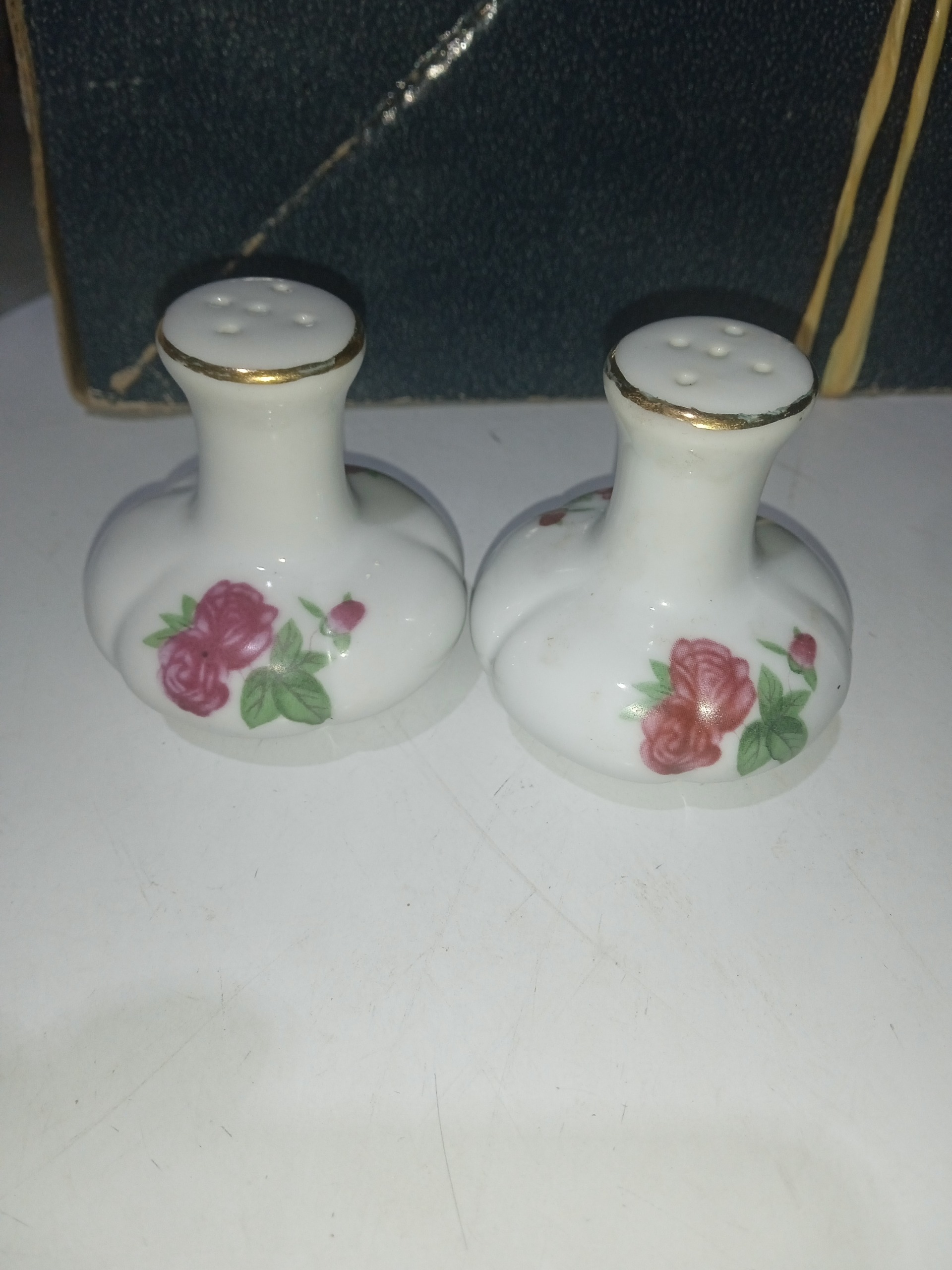 جفت نمکدان بسیارخاص وکمیاب گلسرخی