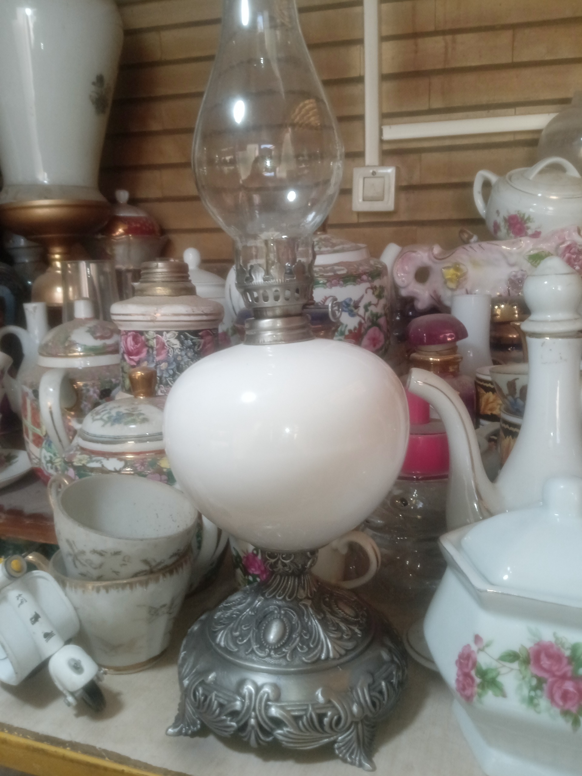 چراغ گرد سوز قدیمی با مخزن ازجنس چینی پایه پیوتر