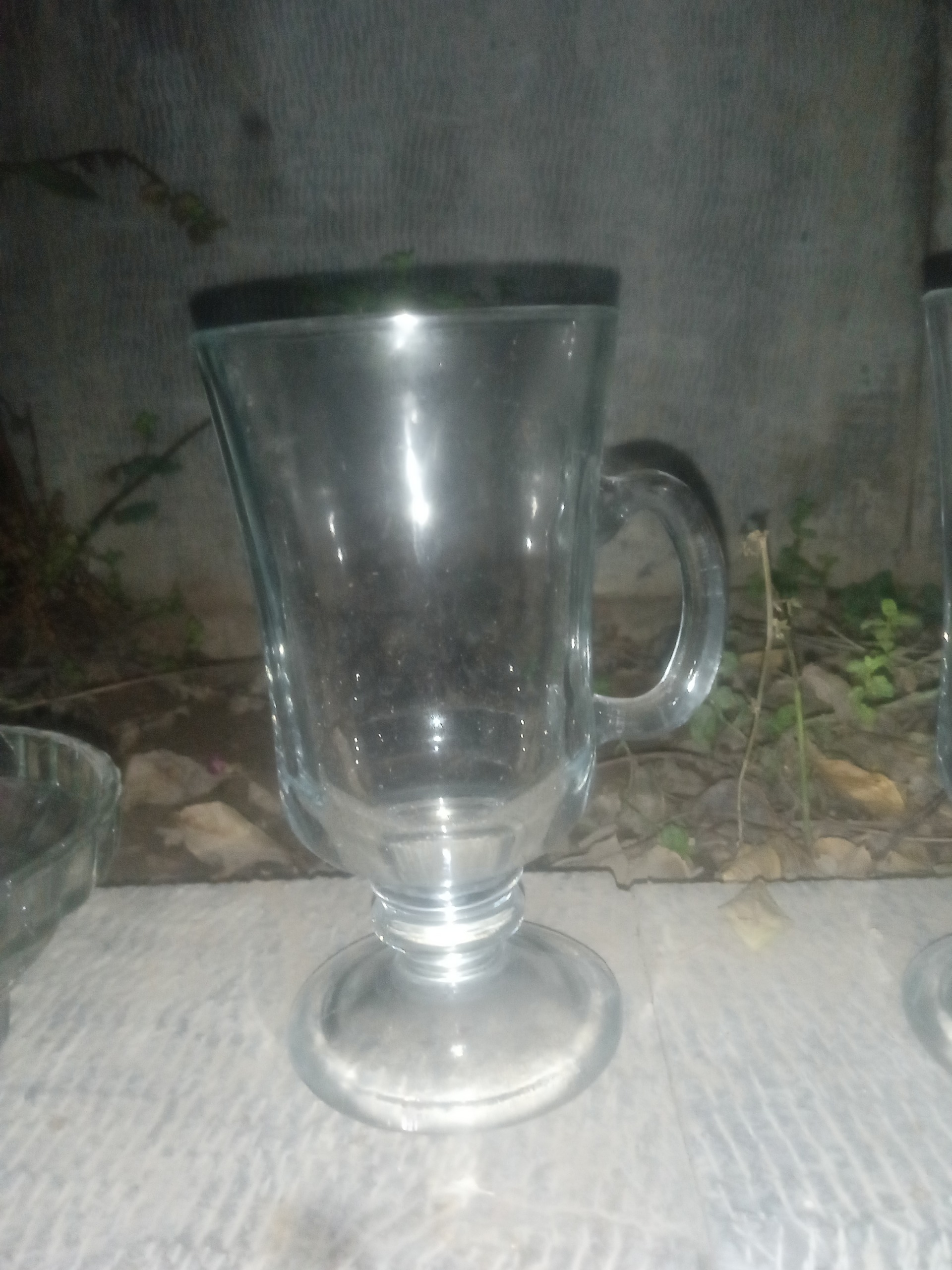 لیوان قدیمی باشکل و فیزیک خاص