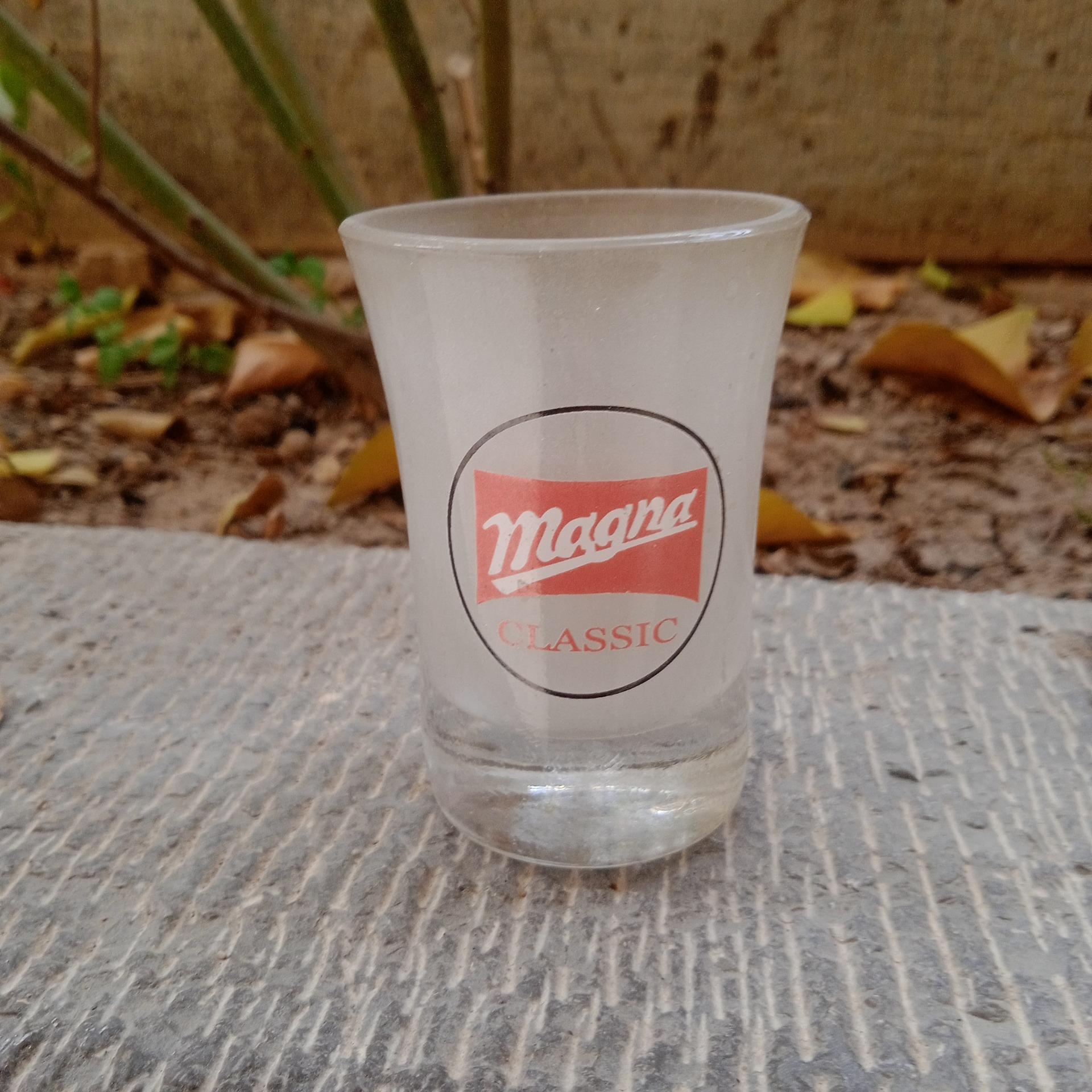 استکان تبلیغاتی مربوط به سیگار مگنا