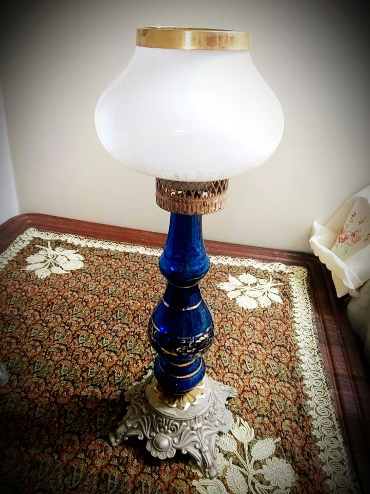 چراغ لاله قدیمی که بعنوان اباژور هم استفاده میشود