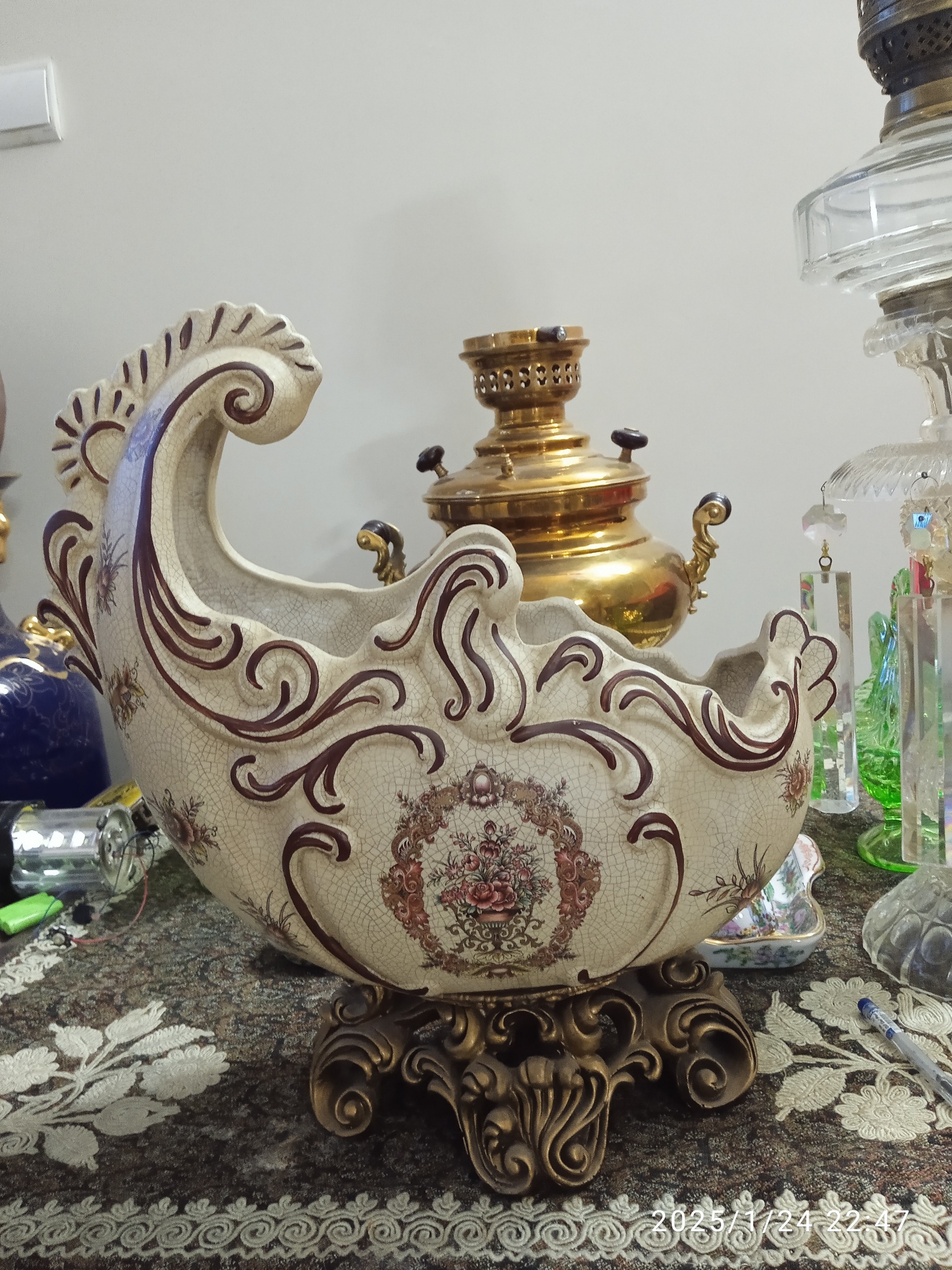 میوه خوری بزرگ پایه دار سرامیکی معروف به زیر خاکی