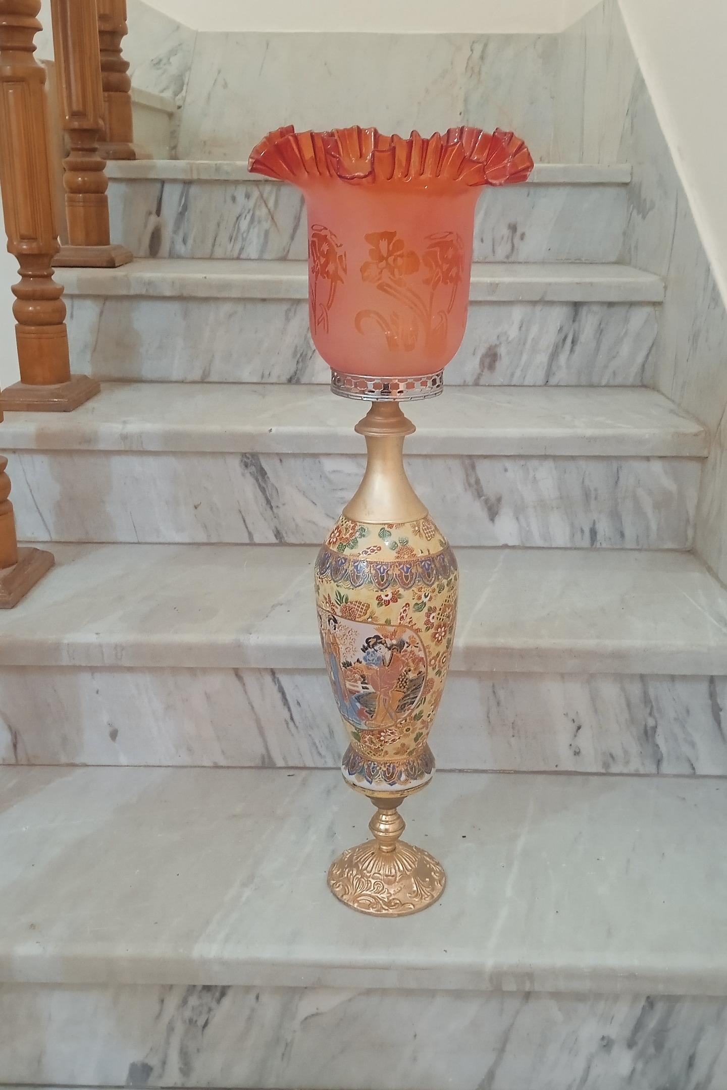 یک جفت چراغ لاله قدیمی نقش برجسته با حباب لب چین