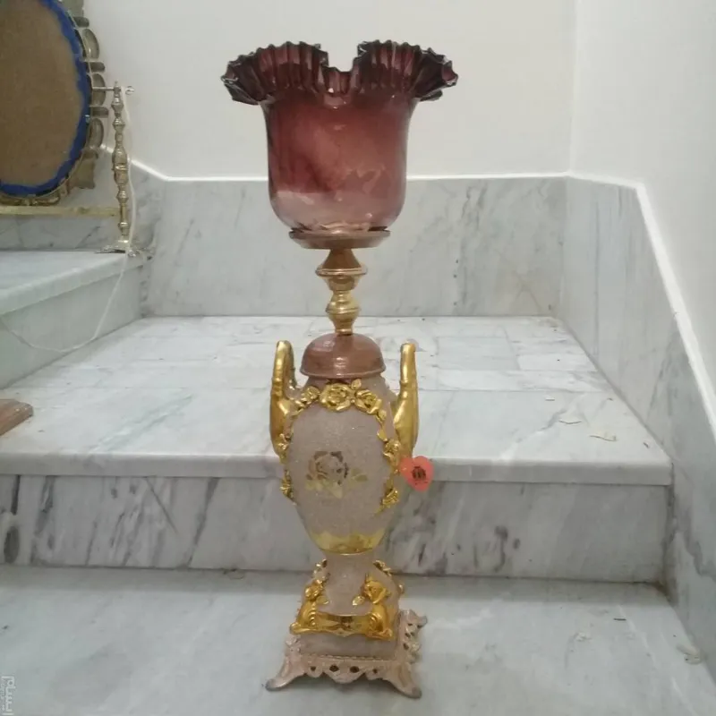 چراغ لاله قدیمی کنار سالنی  کاری فاخرو منحصربفرد