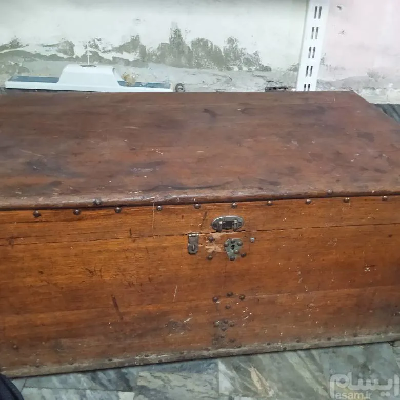 صندوق بسیار قدیمی چوبی حداقل قدمت 80 سال