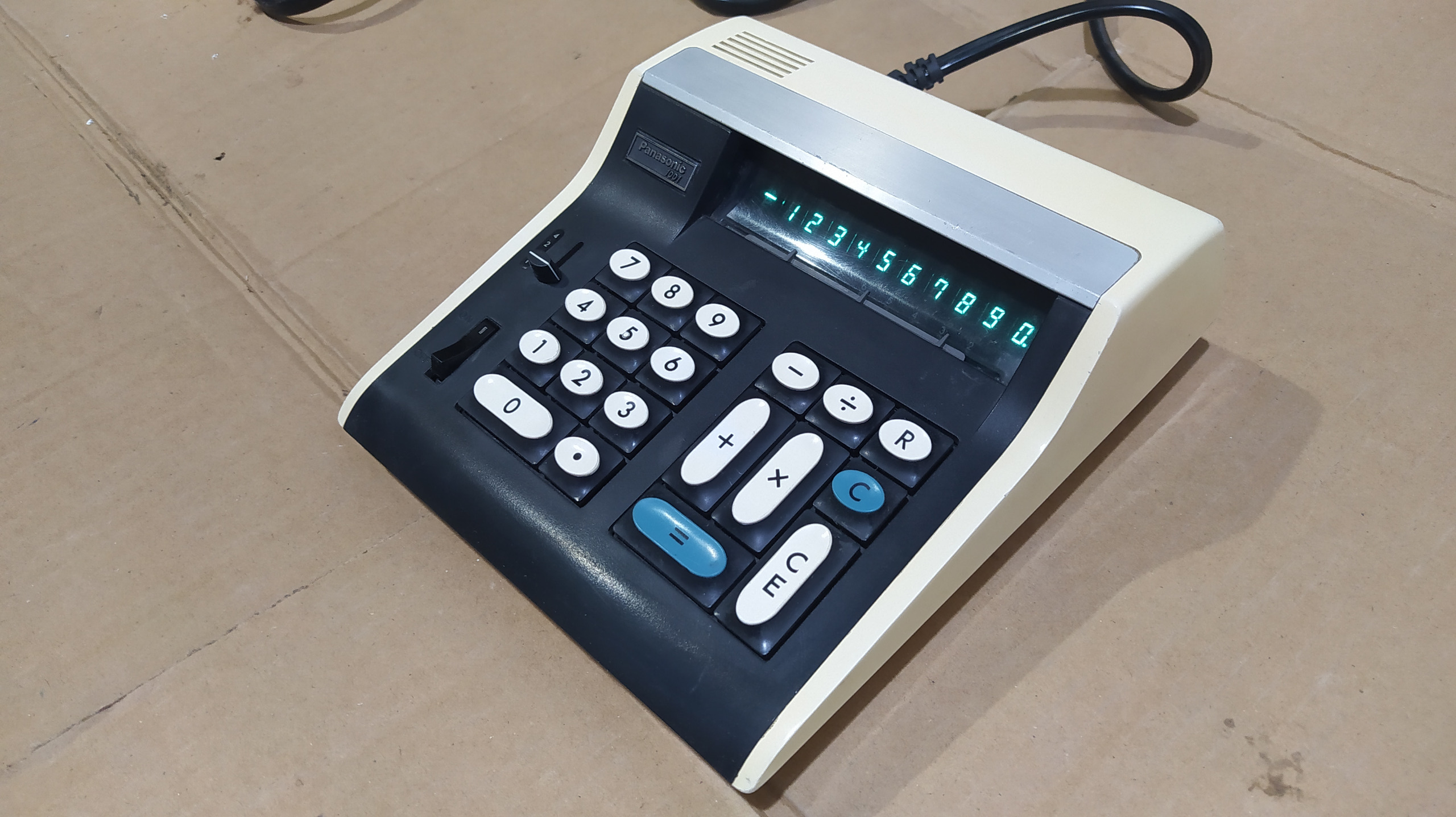 ماشین حساب قدیمی لامپی نیکسی