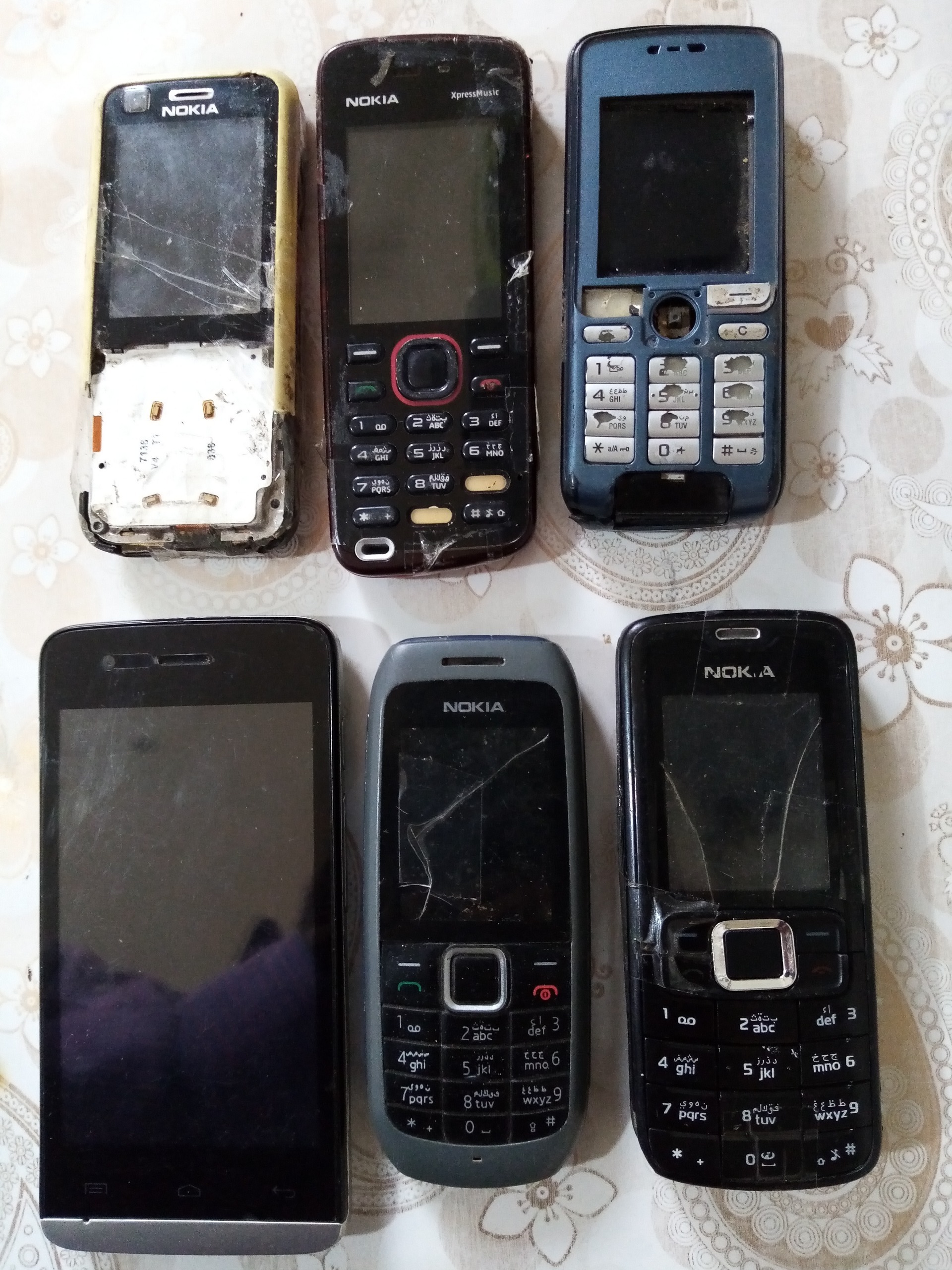 6عدد گوشی قدیمی (توضیحات داره) 3تا روشن میشه،