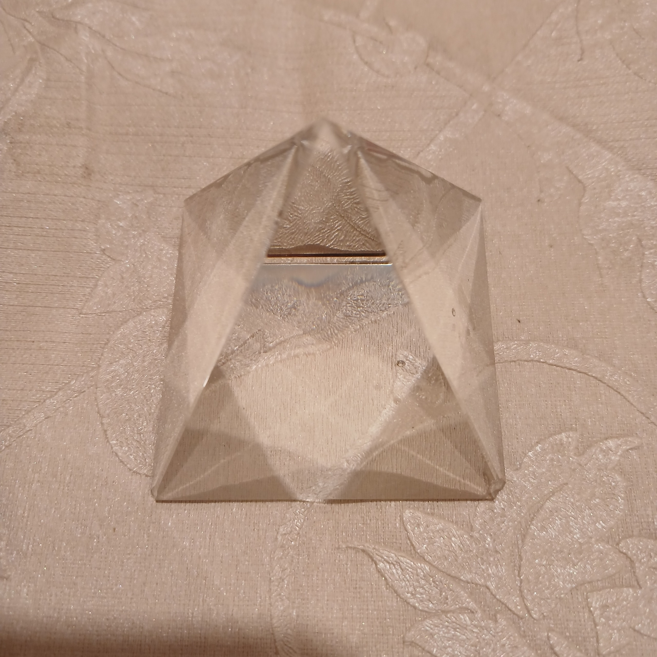 هرم کریستالی زیبا و شفاف