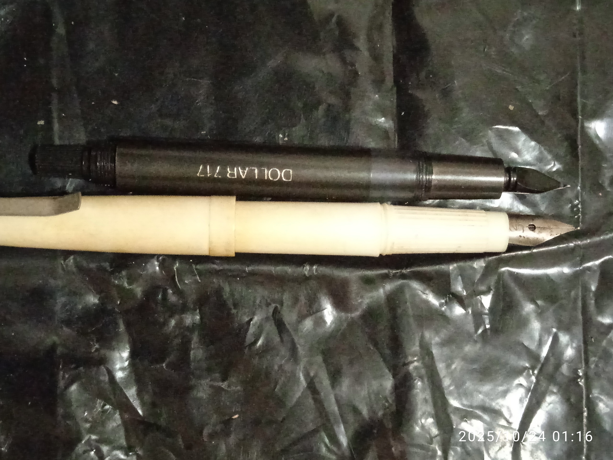 تعدادی مداد ،مداد نوکی،خودکار،خودنویس،ماژیک