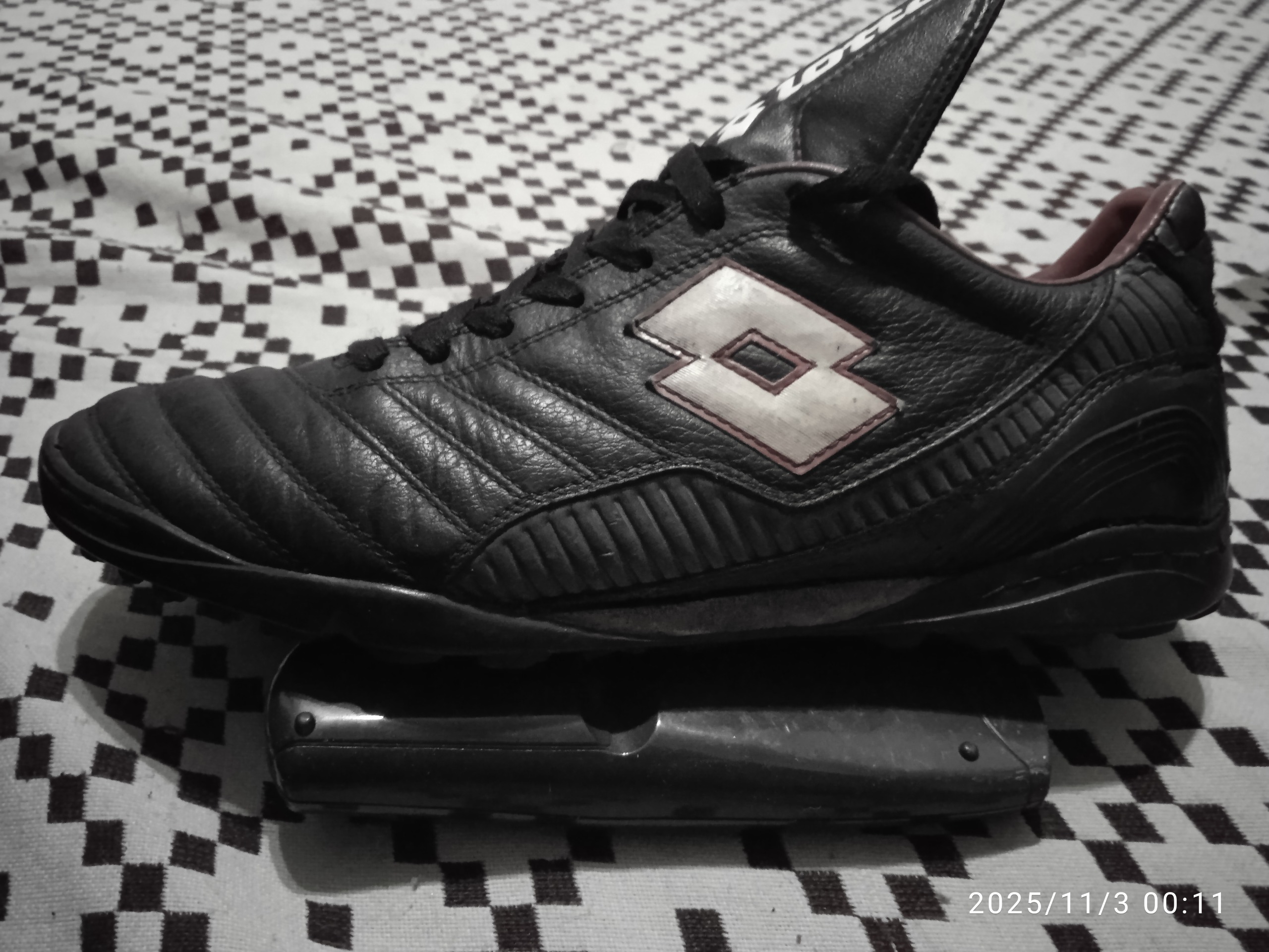 کفش فوتبال لوتو در حد