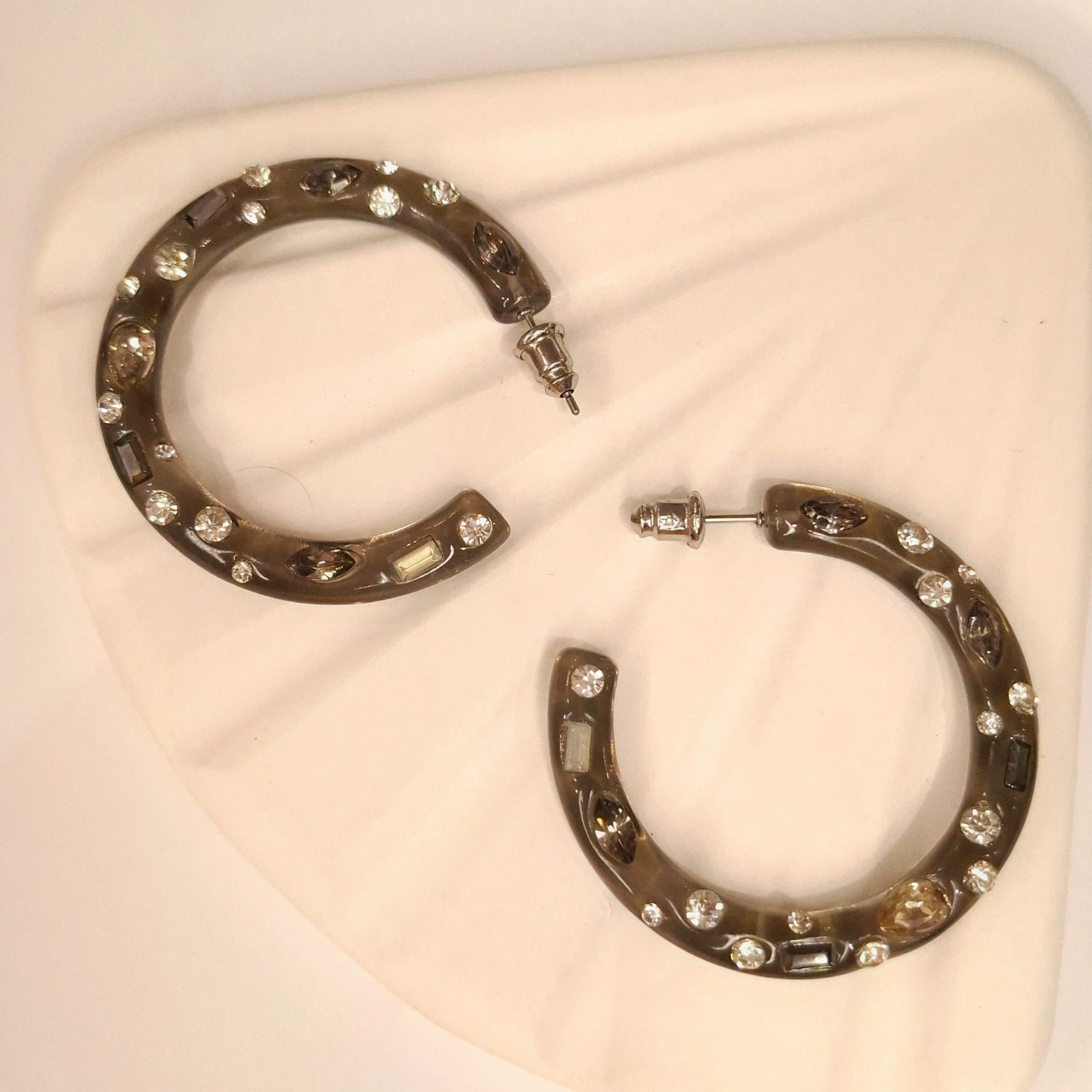 گوشواره زنانه مدل رزین نگین دار برند ای ام