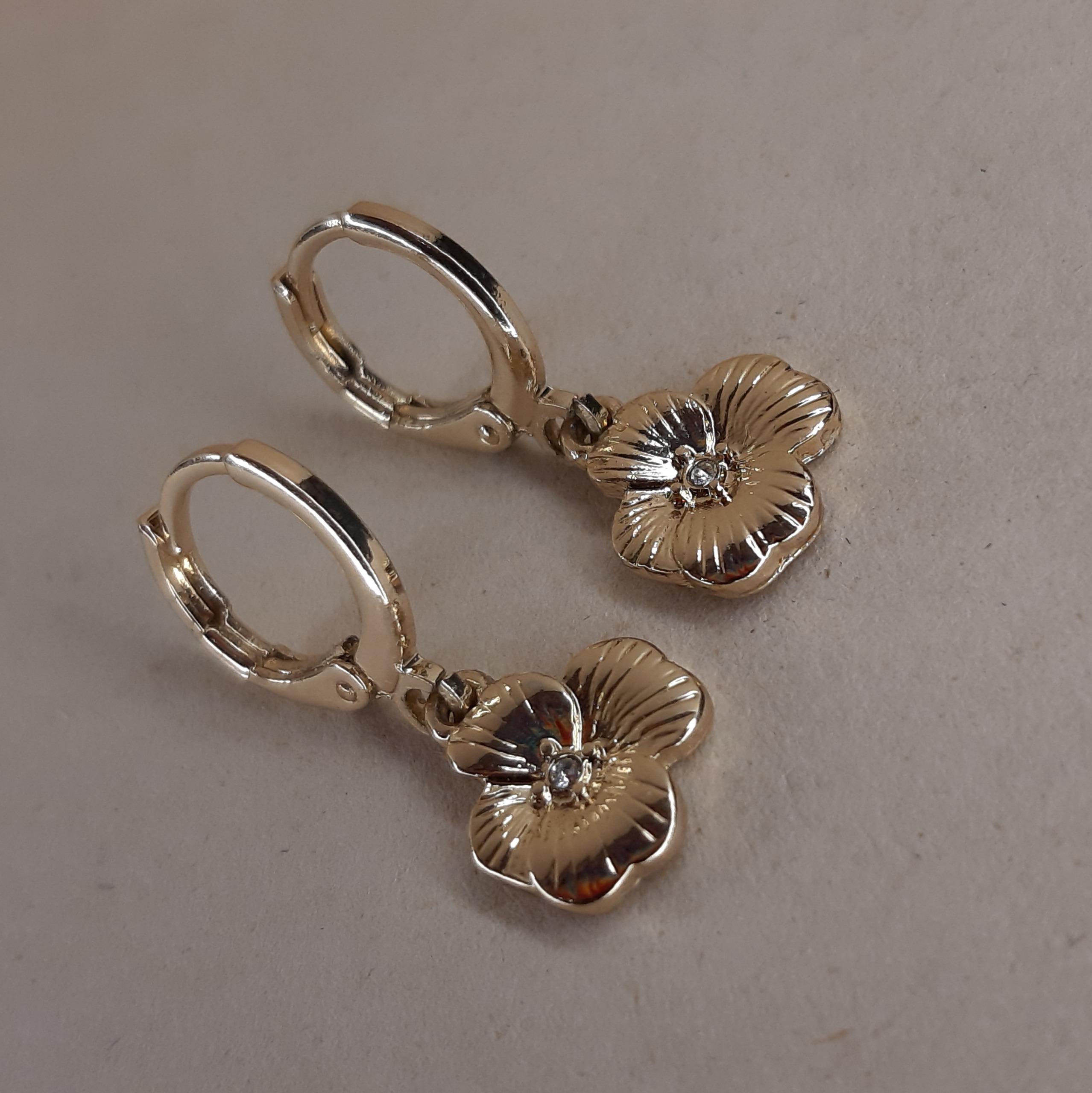 گوشواره دخترانه مدل گل تک نگین ای ام