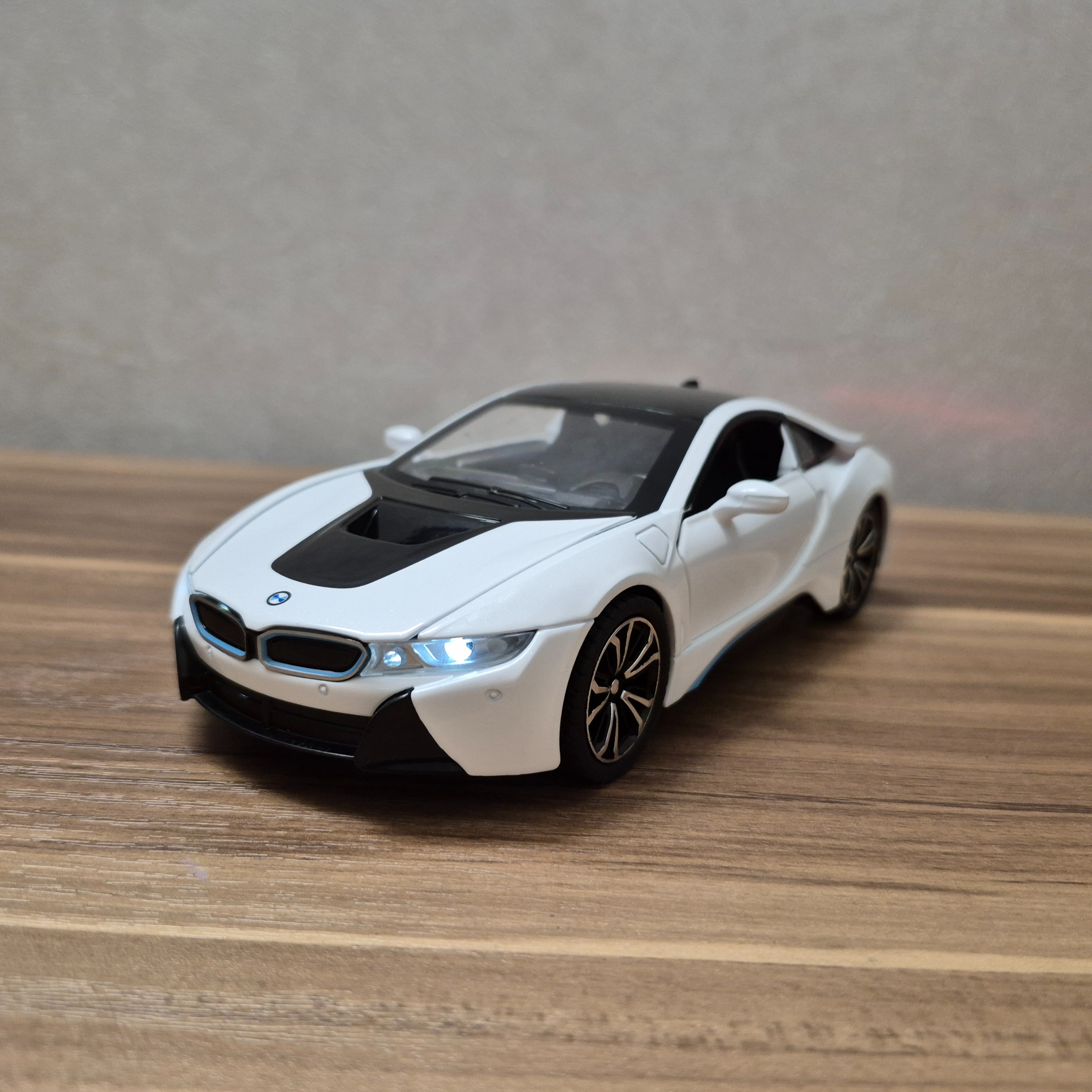 بی ام دبلیو i8