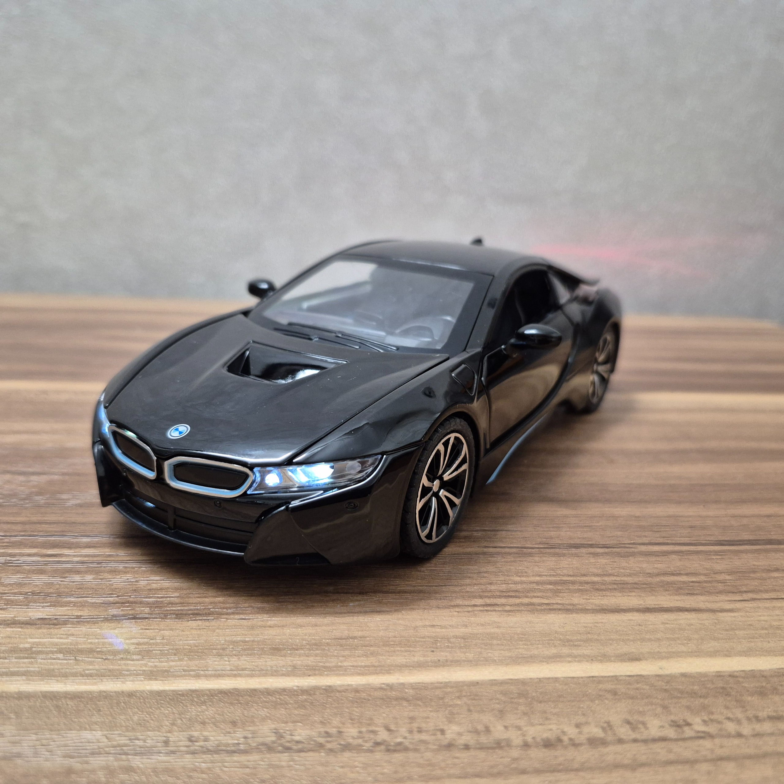 بی ام دبلیو i8