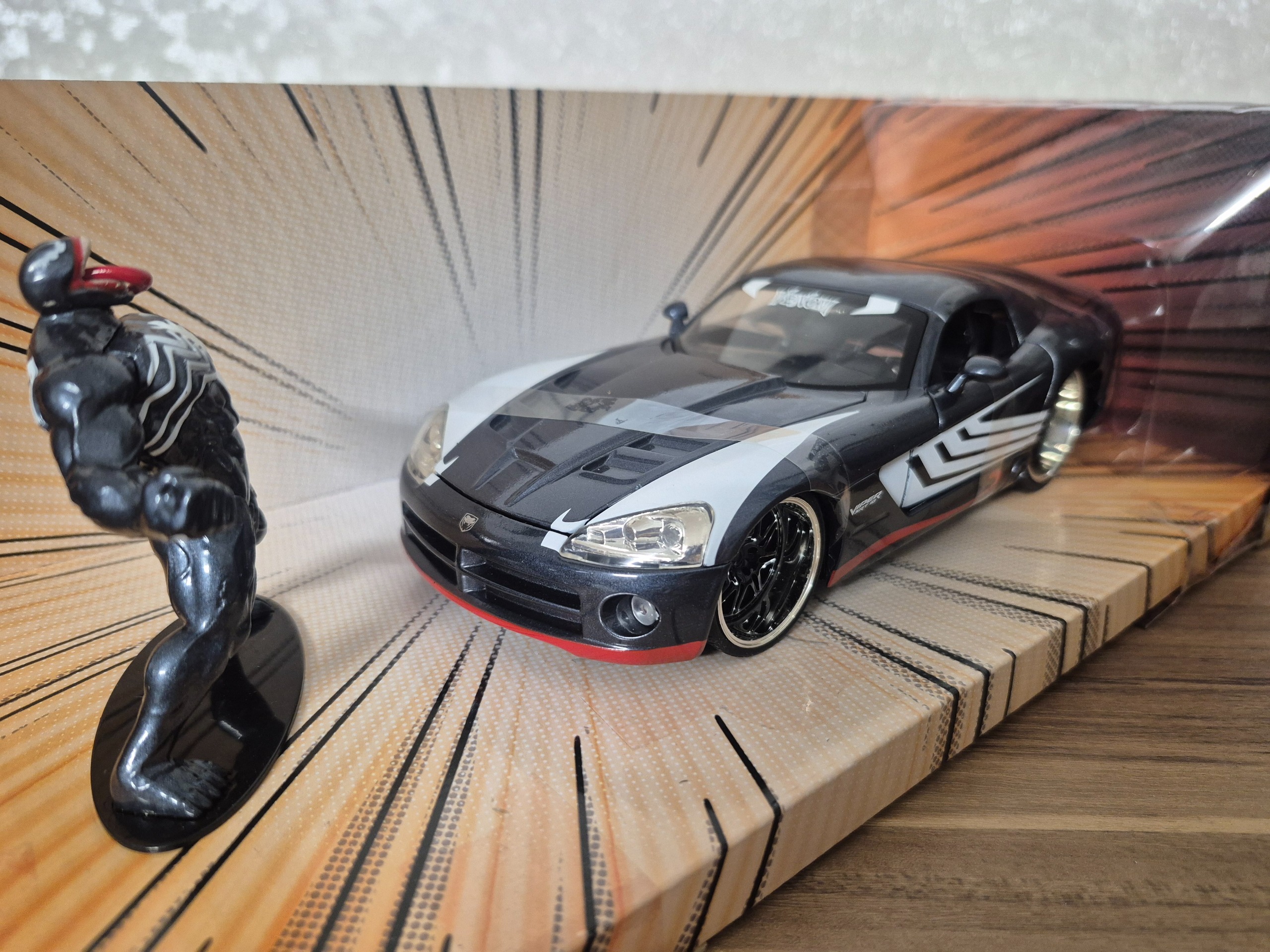 ماکت دوج وایپر 2008 بهمراه فیگور