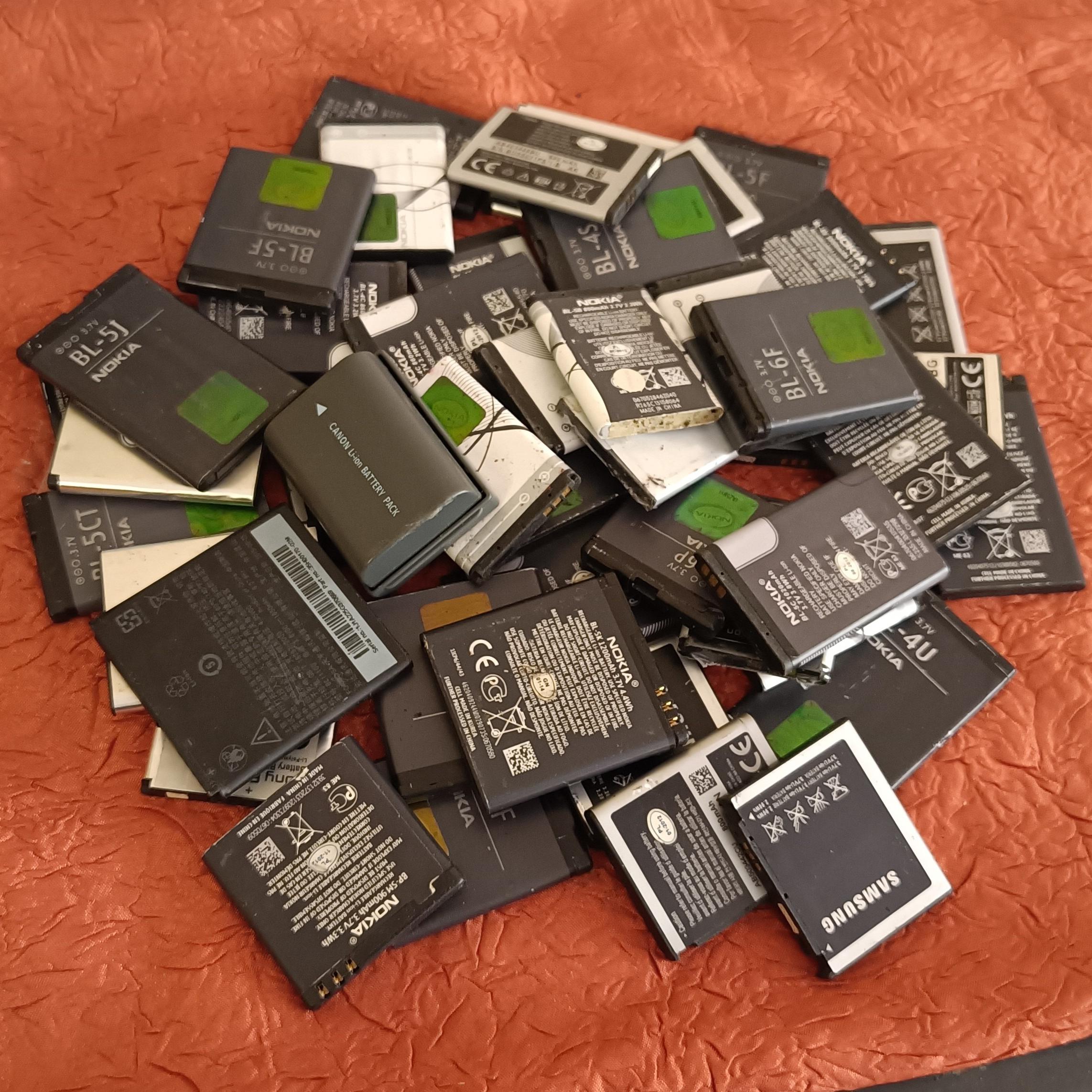 تعداد 30 عدد باتری موبایل قدیمی