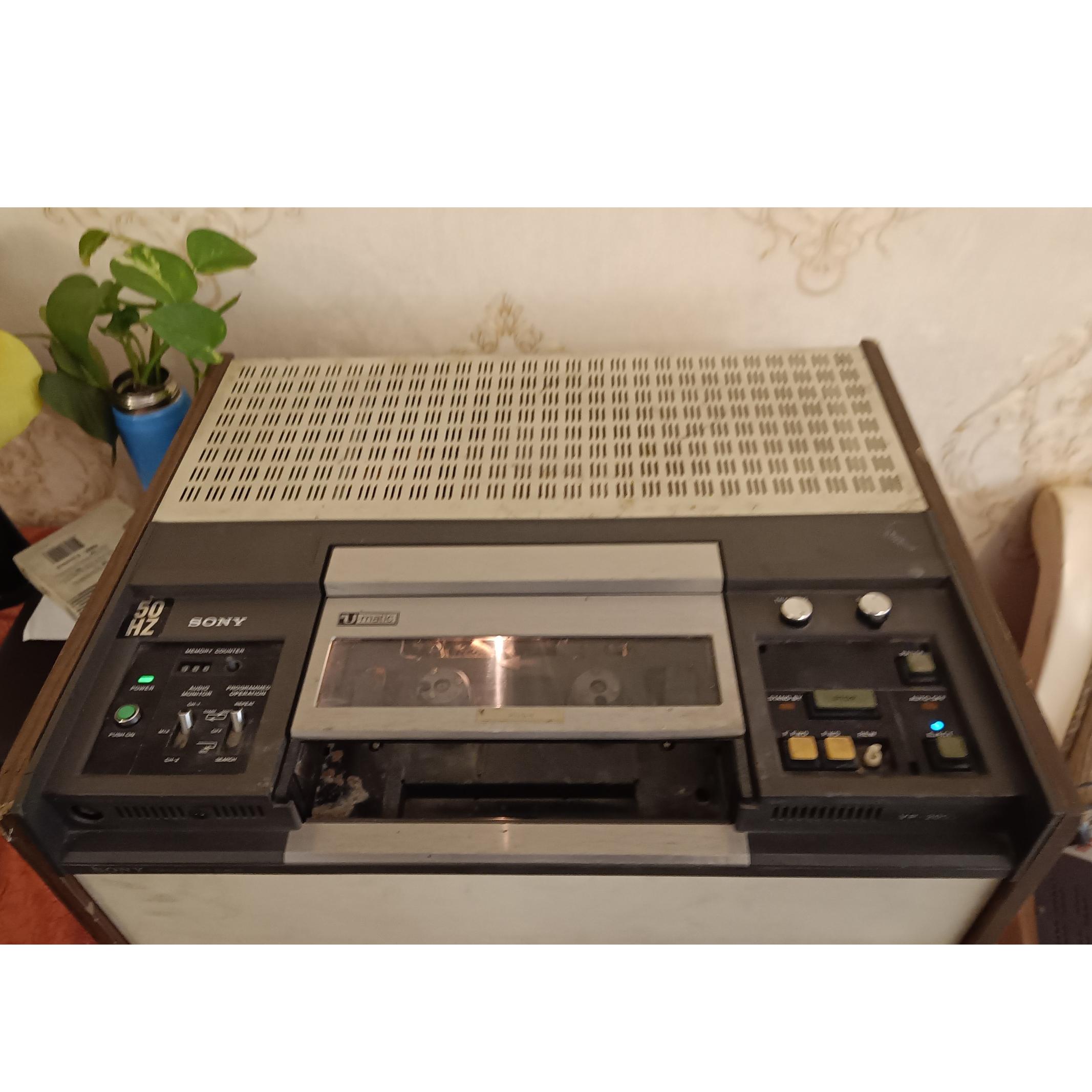 یک دستگاه ویدئو سونی یوماتیک VO-1600