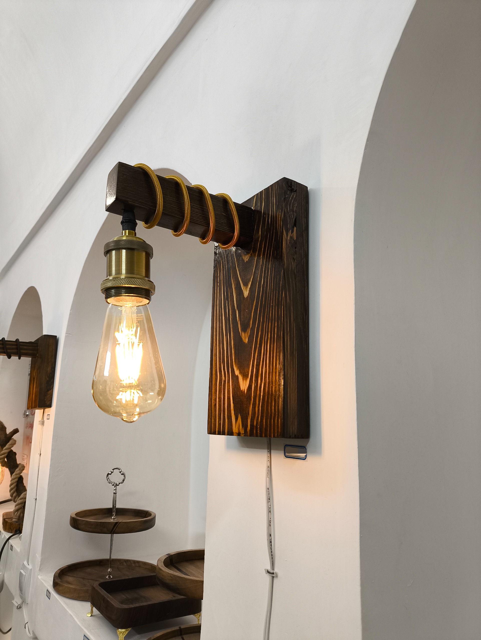 چراغ دیواری چوبی