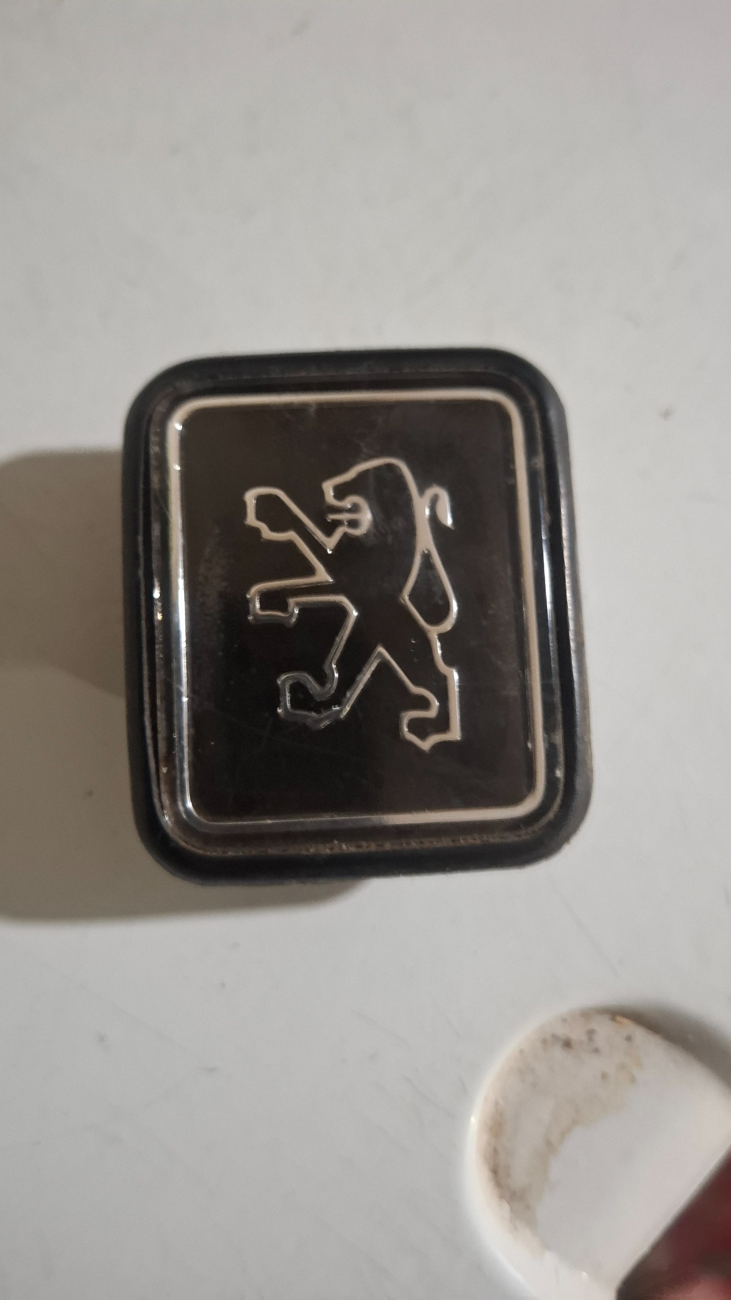 آرم وسط غربیلک فرمان پژو