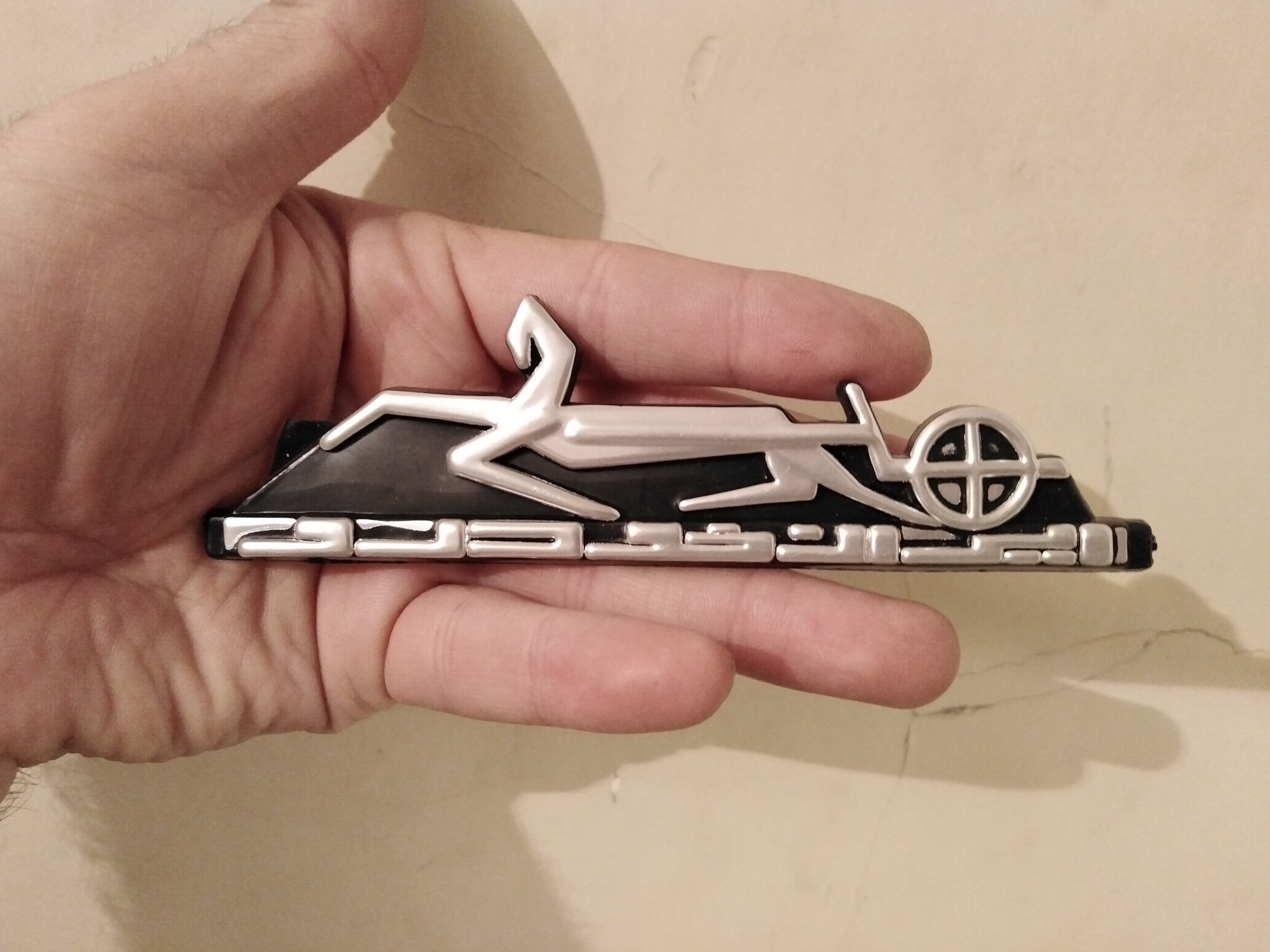 آرم ایرانخودرو وسط صندوق پیکان