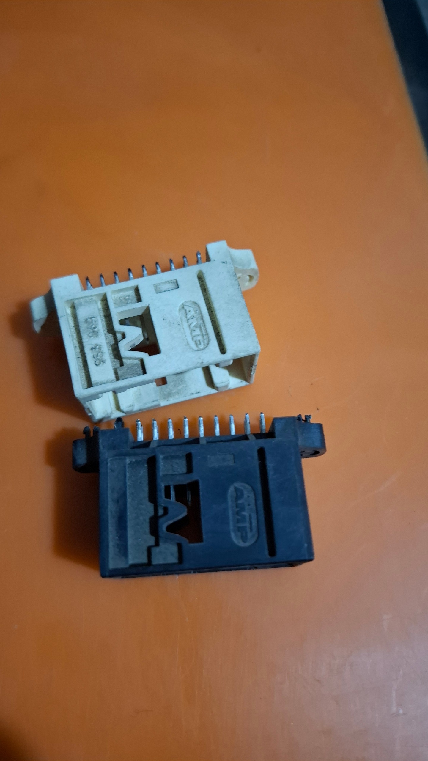 کانکوتور  سوکت مشکی  و سفید کیلومتر