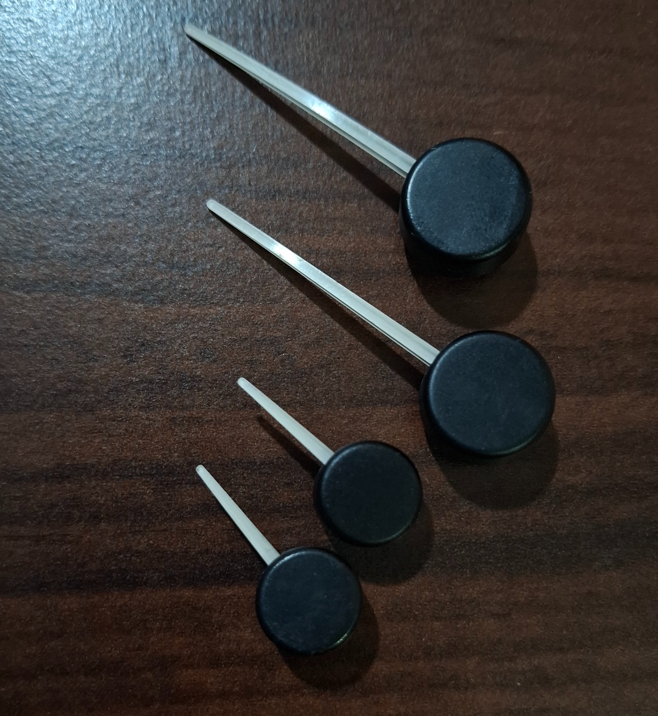 عقربه کیلومتر سفید پژویی (کروز)