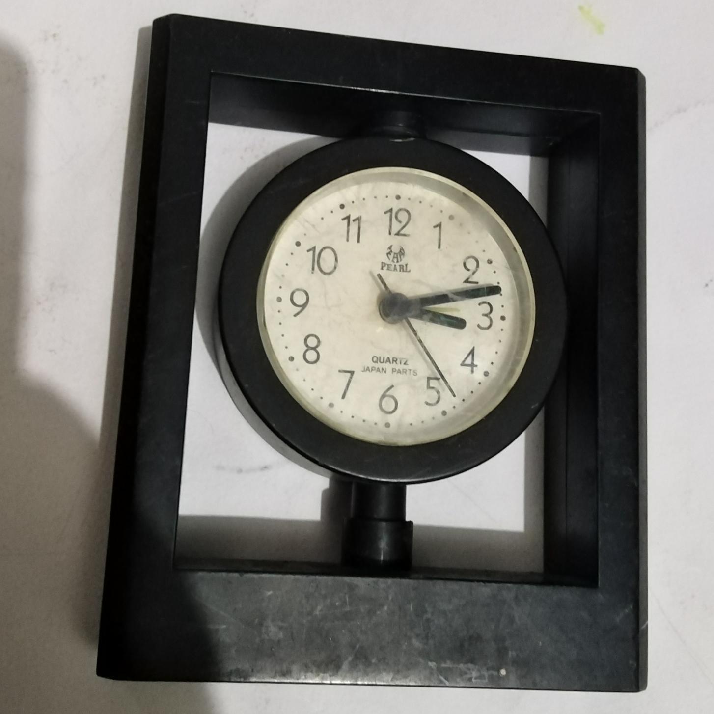 ساعت رومیزی چرخان