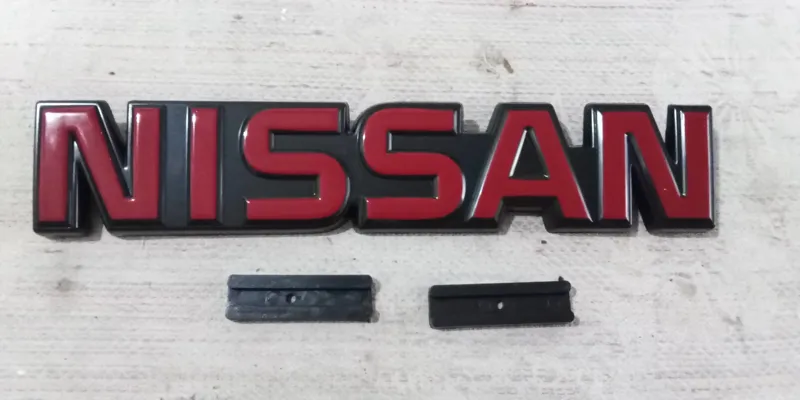 آرم جلو پنجره نیسان قرمز (پاترول)