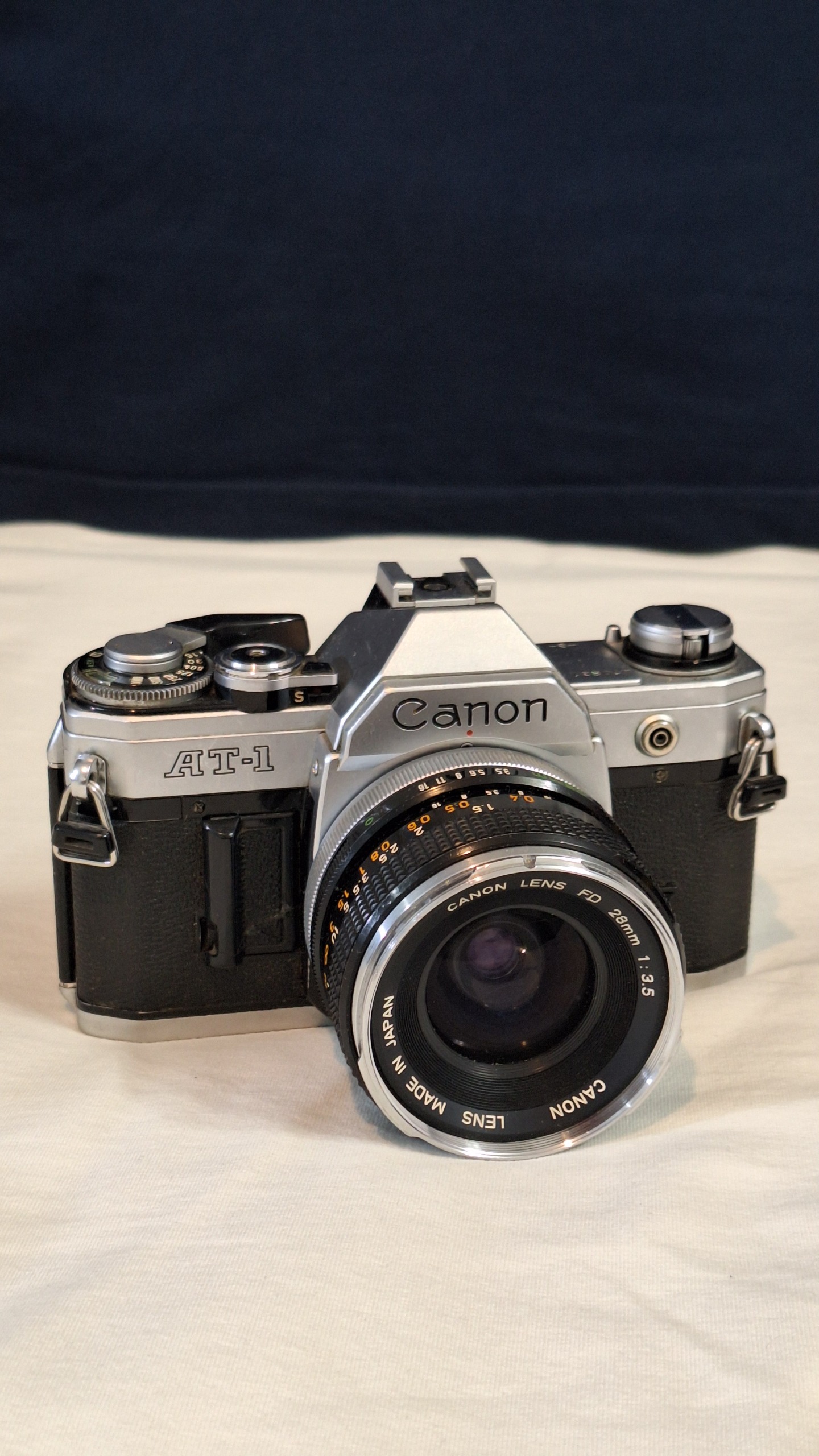دوربین آنالوگ canon AT1 با لنز 28mm