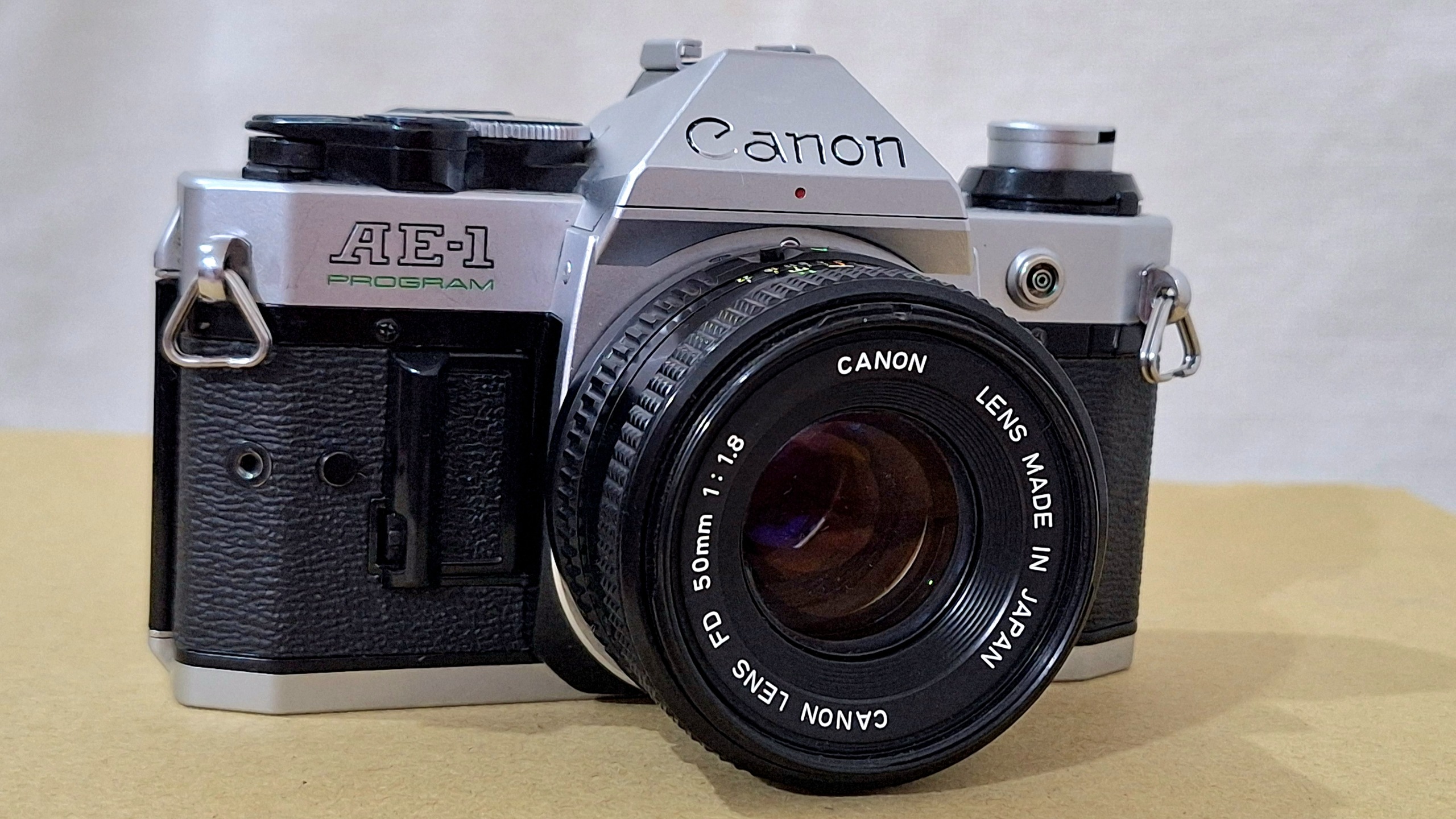 دوربین آنالوگ canon AE1 Program