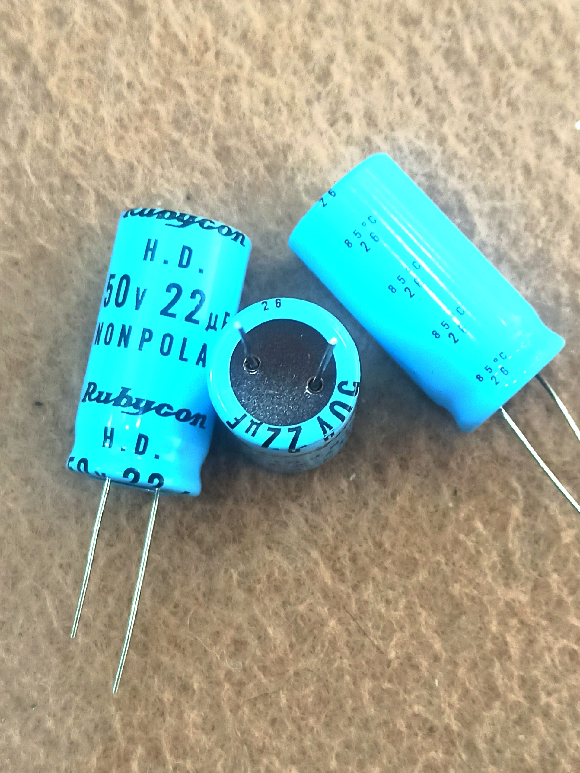 سه عدد خازن 22uf 50v بیپلار ژاپنی