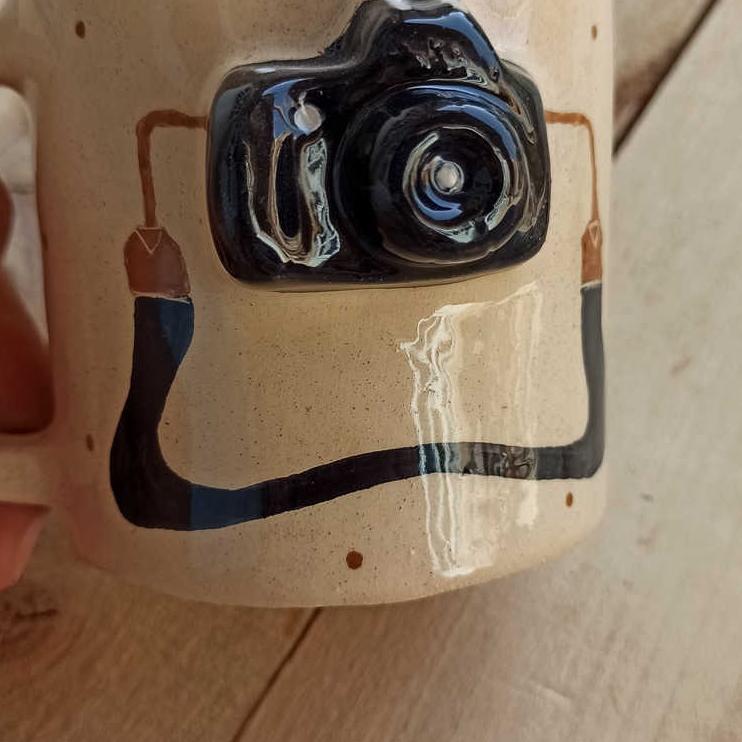 ماگ دست ساز برجسته طرح دوربین عکاسی