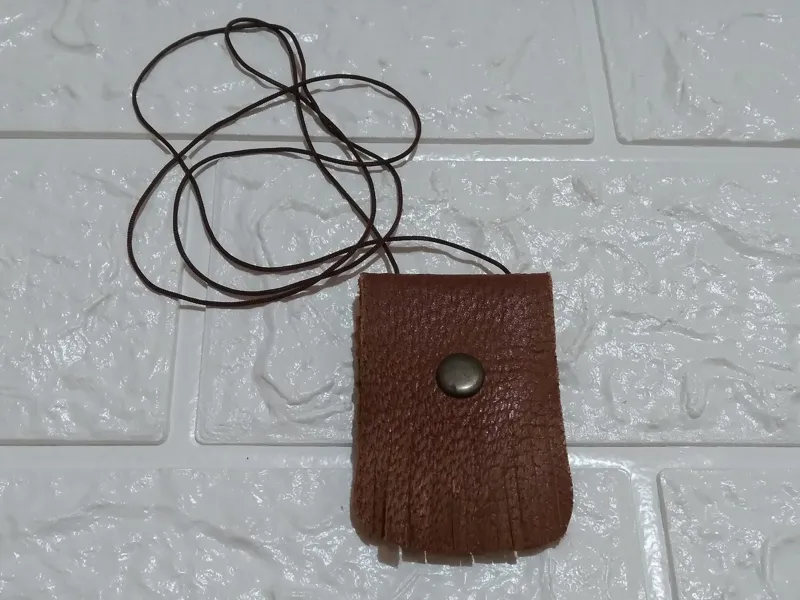 کیف چرمی گردنبندی مدل ویژه به همراه نادعلی چاپی