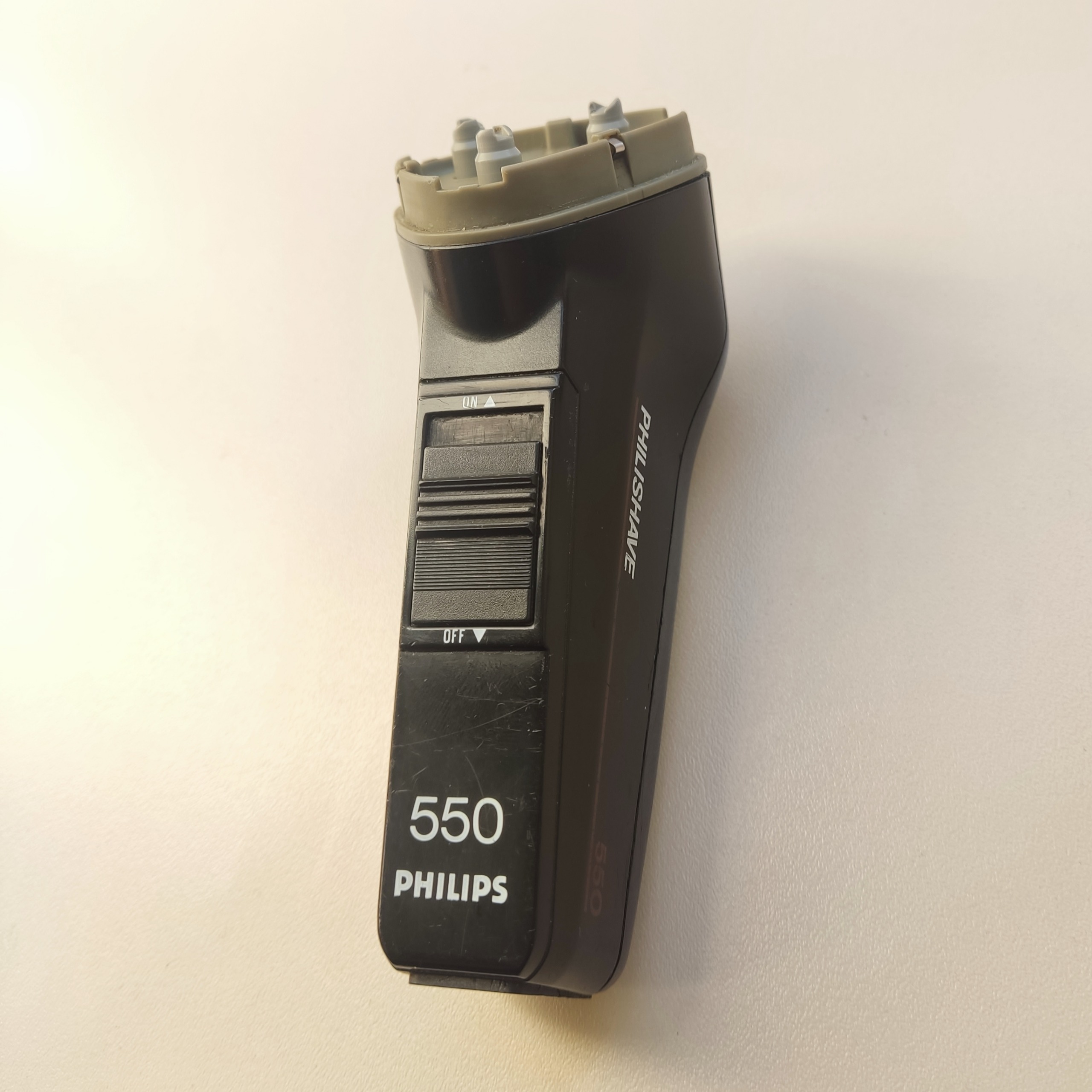 ماشین ریش تراش پرچم دار فیلیپس 550 (توضیحات)