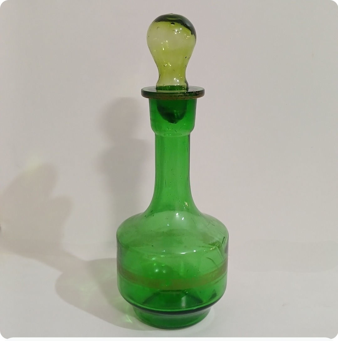 تنگ شیشه ای قدیمی