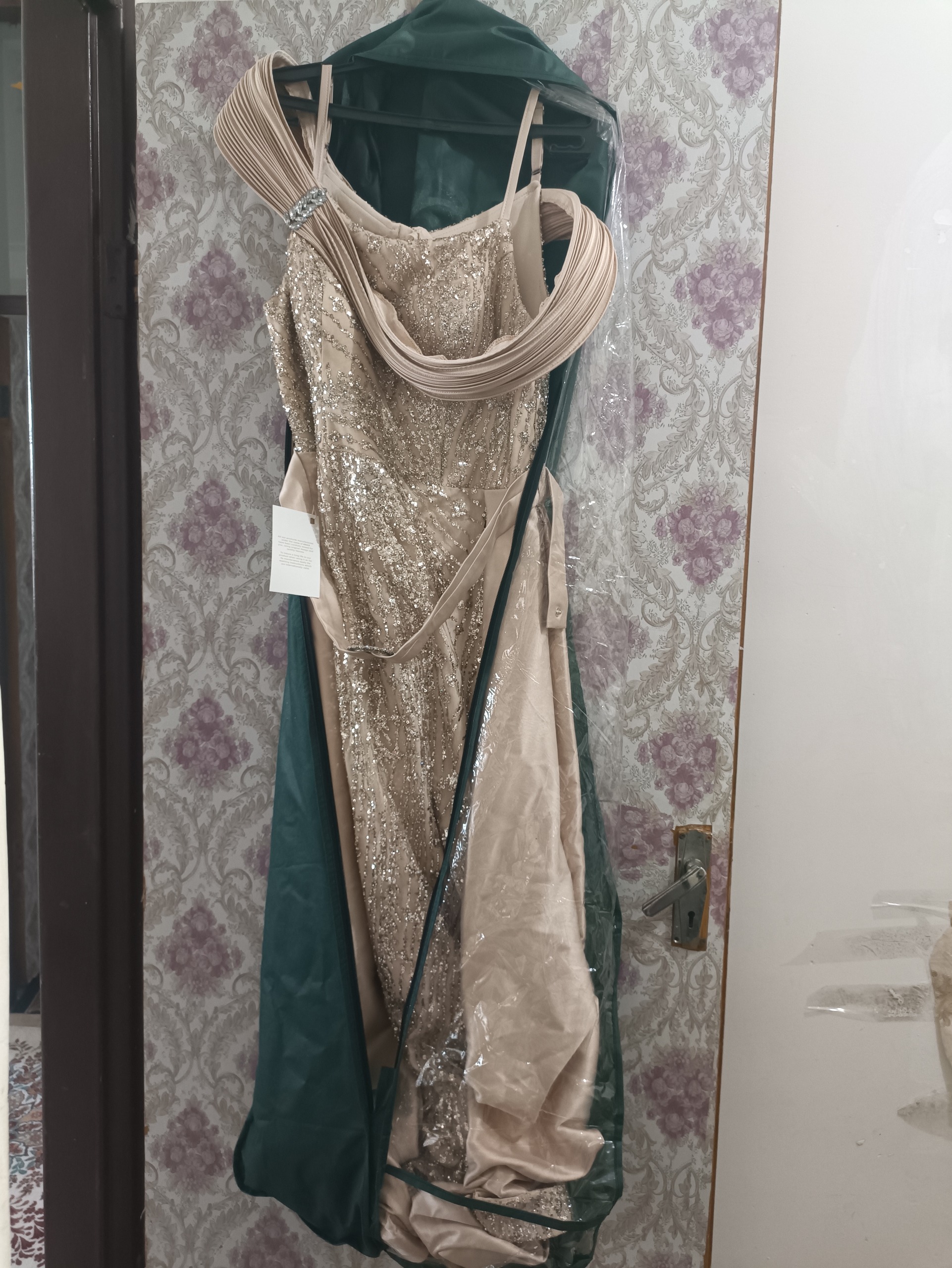 یک دست لباس مجلسی زنانه بسیار زیبا