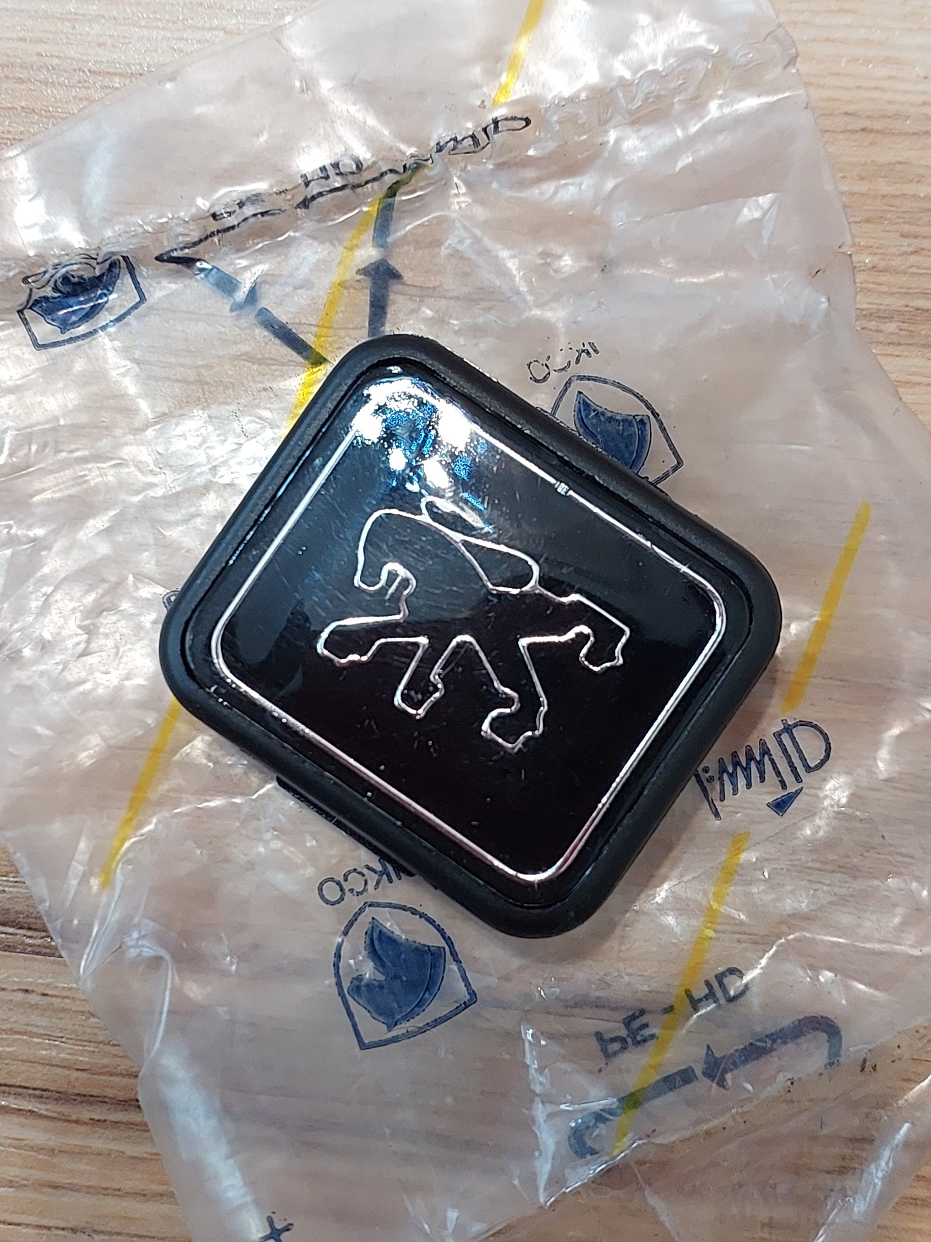 آرم شیر روی فرمان پژو 405