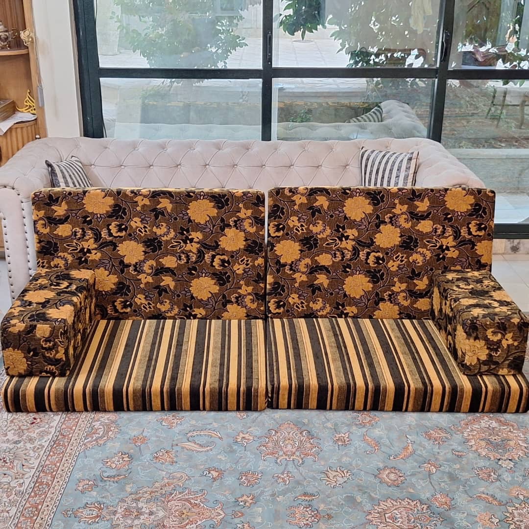 تشک و متکا کنار سالنی